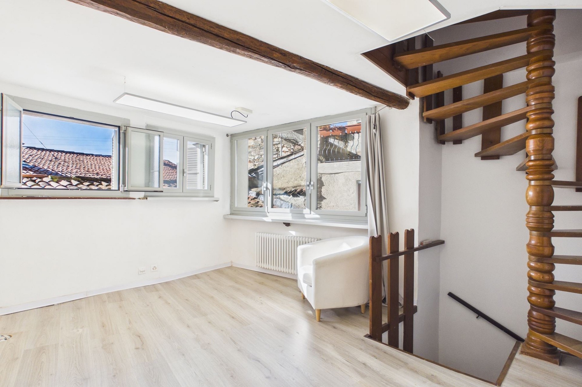 Helles Wohnraum-Obergeschoss mit Treppe