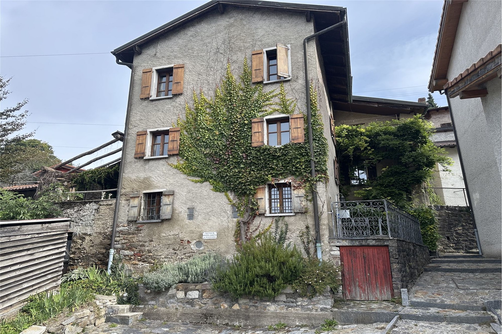 Historisches Haus mit Efeufassade