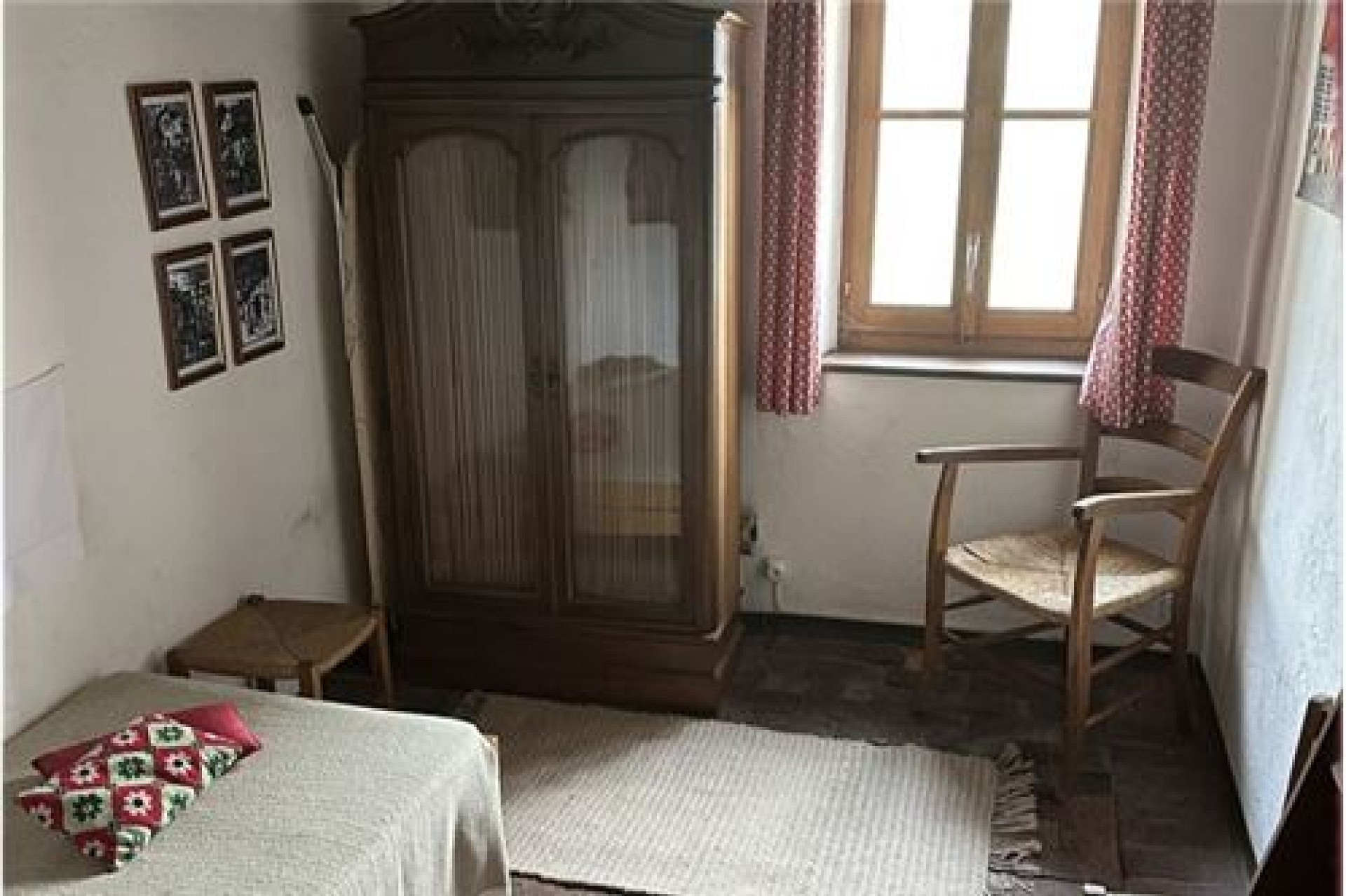 Gemütliches Schlafzimmer mit traditionellem Holzschrank