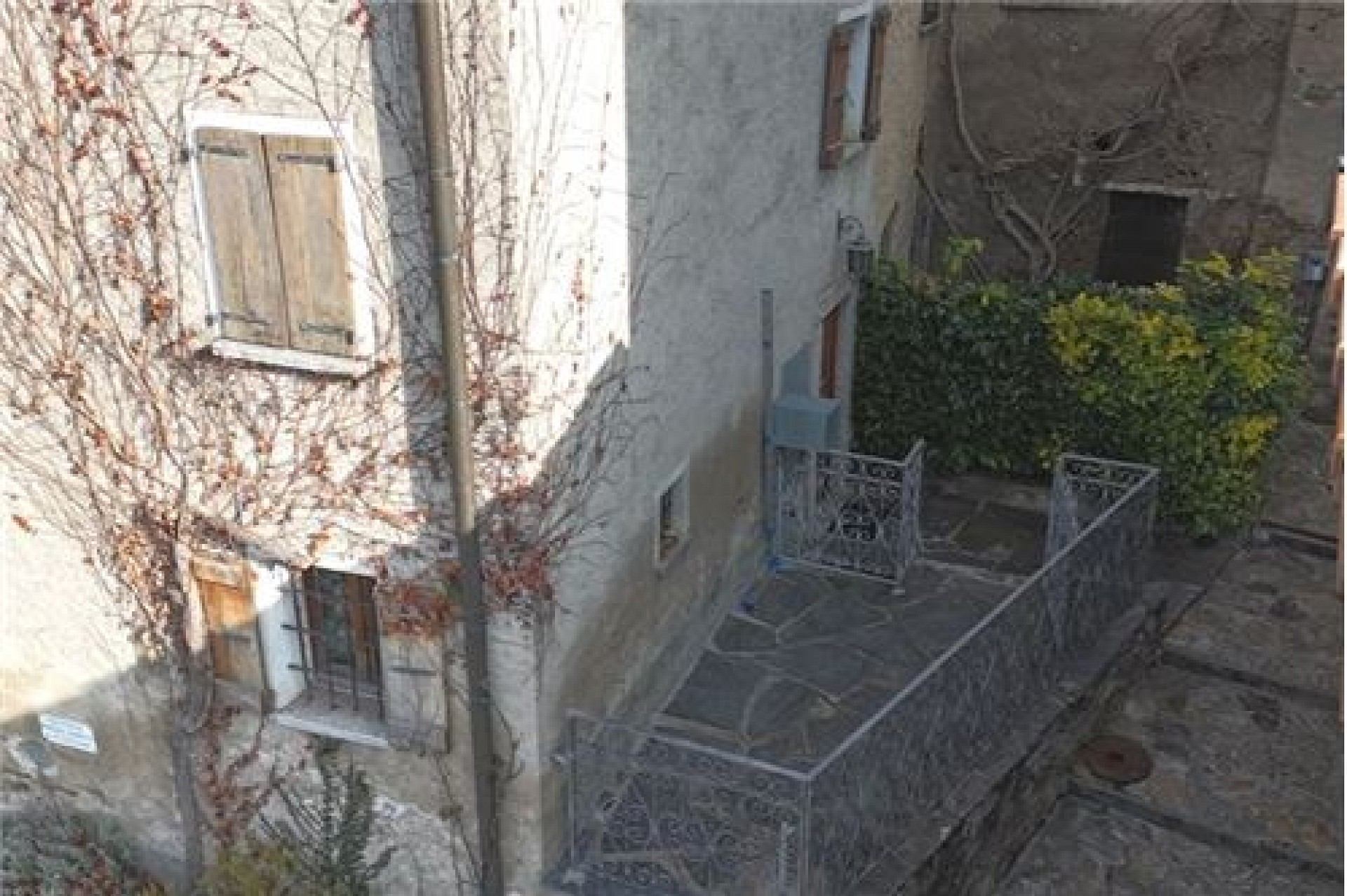 Innenhof mit Altbaufassade und kleiner Terrasse