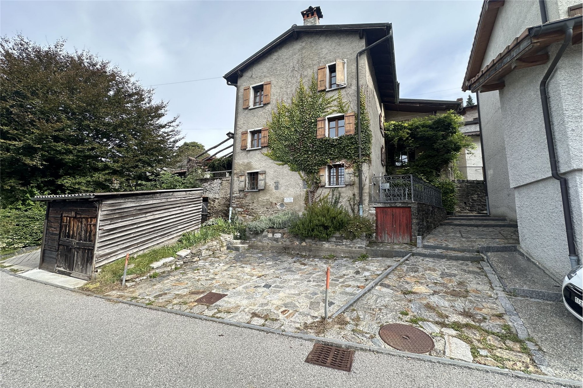 Historisches Wohnhaus mit Steinfassade und Holzläden