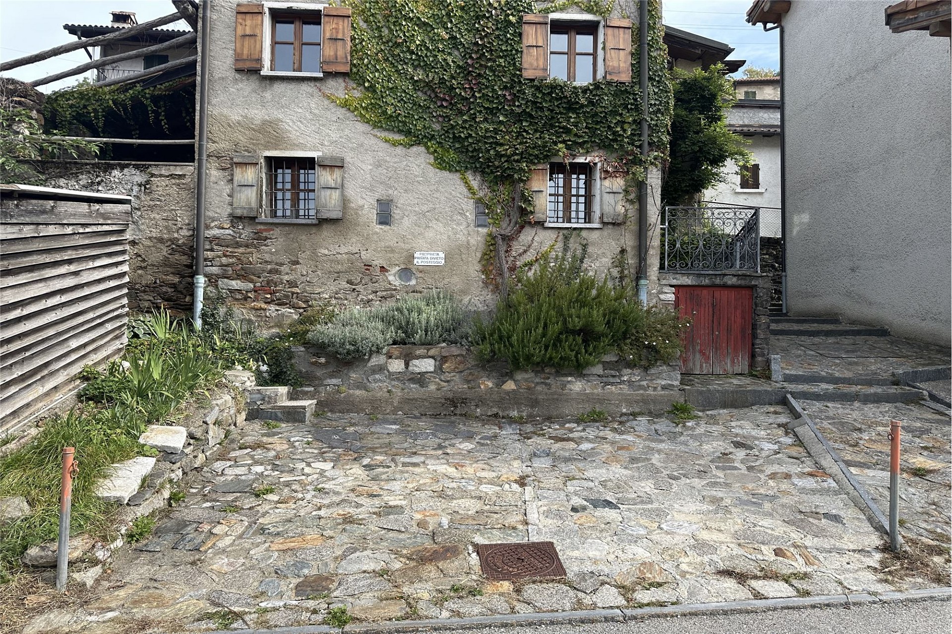 Rustikale Steinfassade mit Efeu und Innenhof