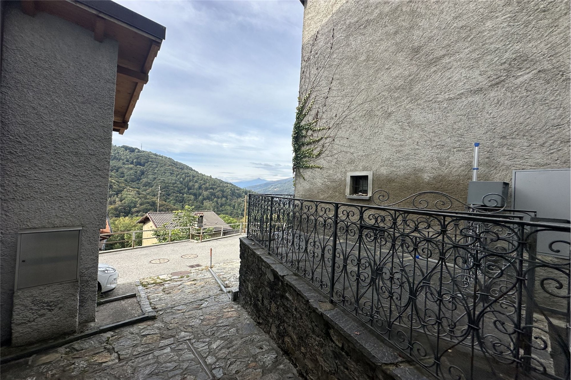 Außenbereich mit Bergblick zwischen zwei Gebäuden