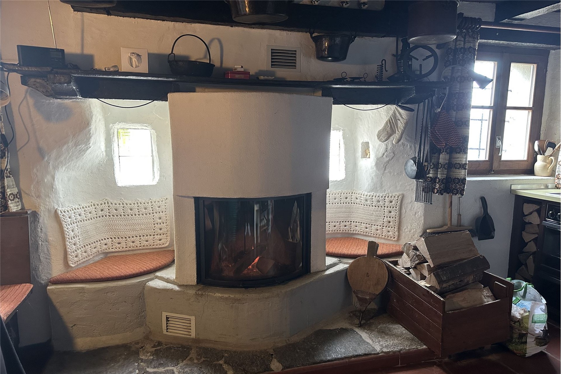 Gemütlicher Wohnraum mit Kamin