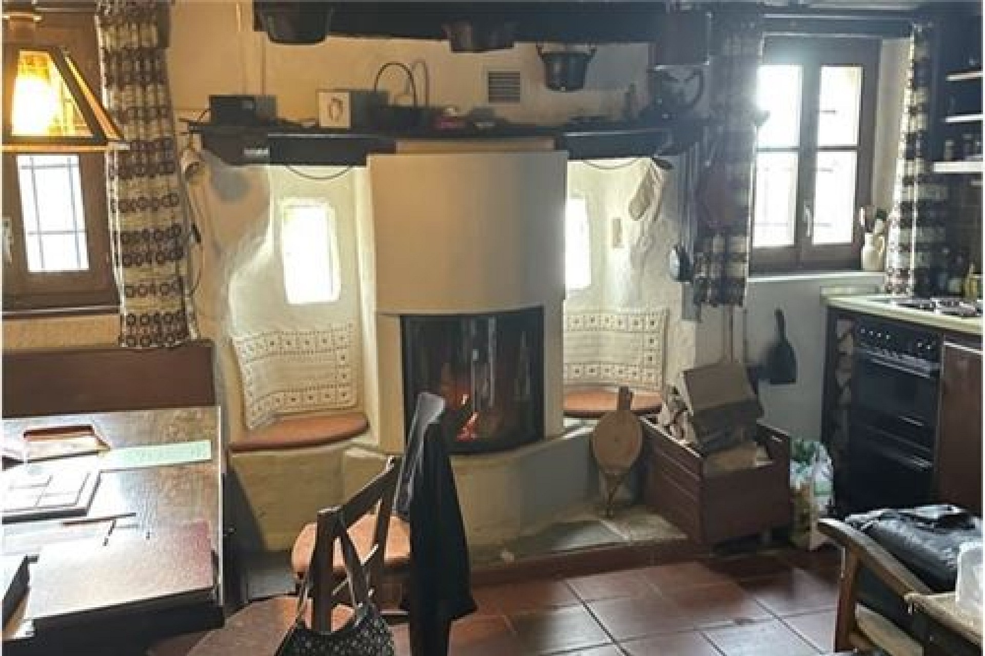 Gemütliche Küche mit Kamin und Sitznische