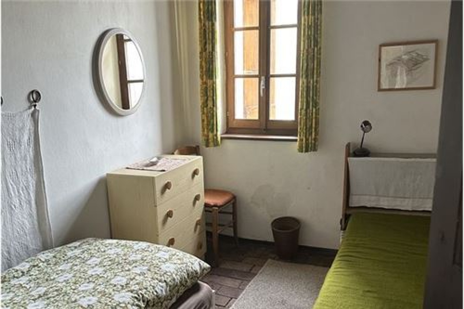 Kleines Schlafzimmer mit zwei Betten