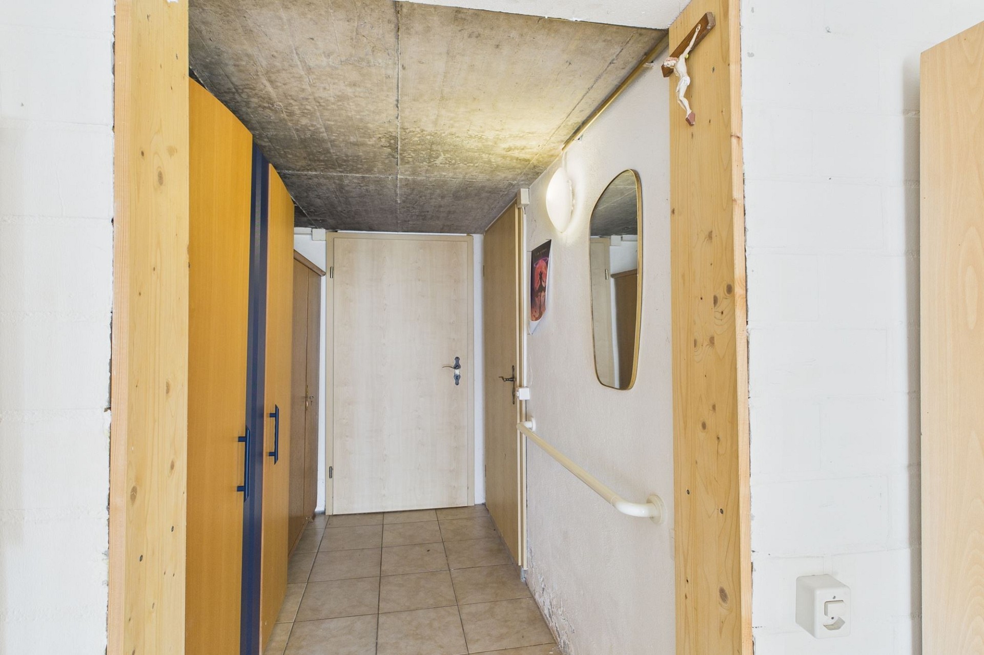 Schmaler Flur mit Holzmöbeln