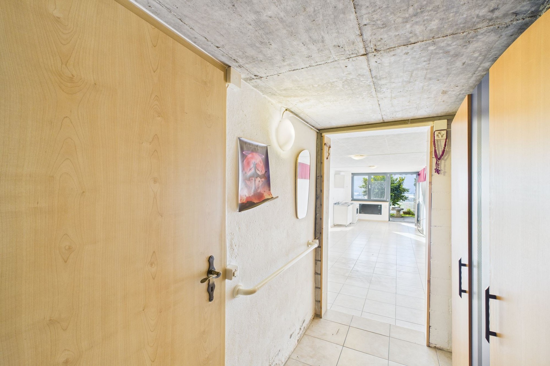 Kellerflur mit Blick in einen hellen Wohnraum