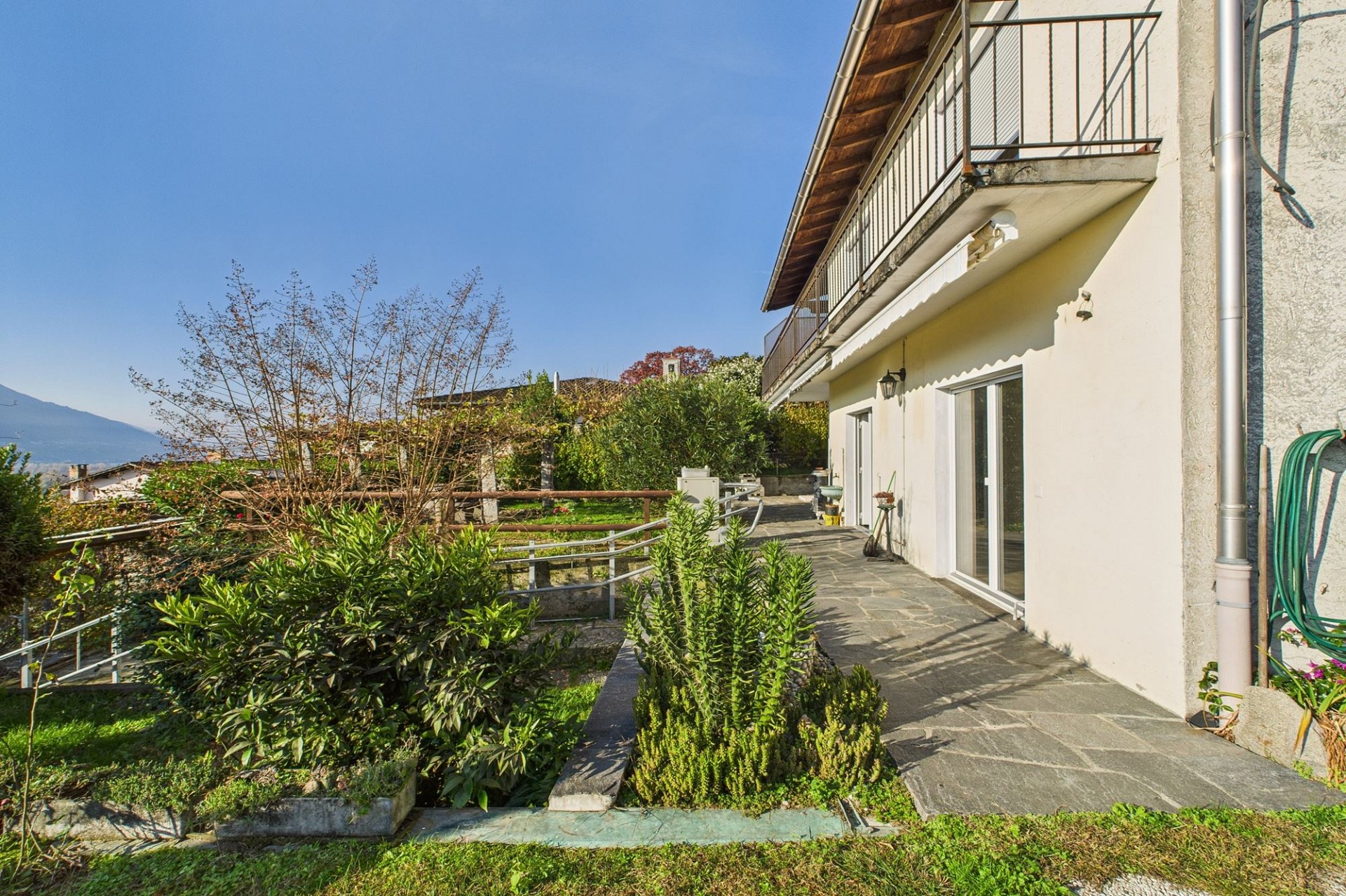 Außenansicht eines Wohnhauses mit Garten und Terrasse