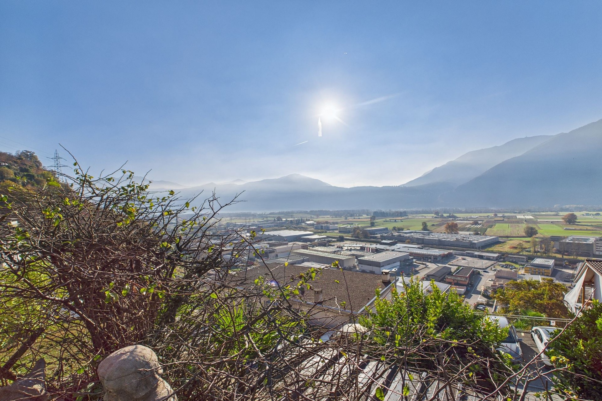 Panoramablick über Tal und Berge