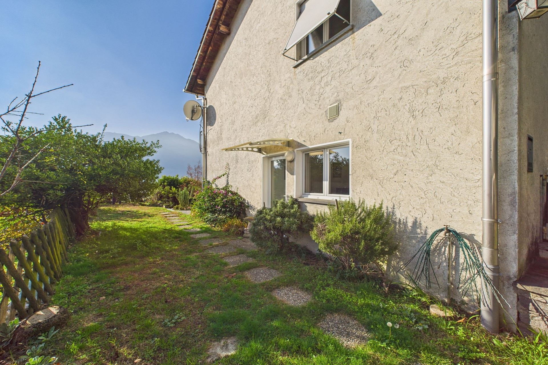 Gartenansicht eines Wohnhauses