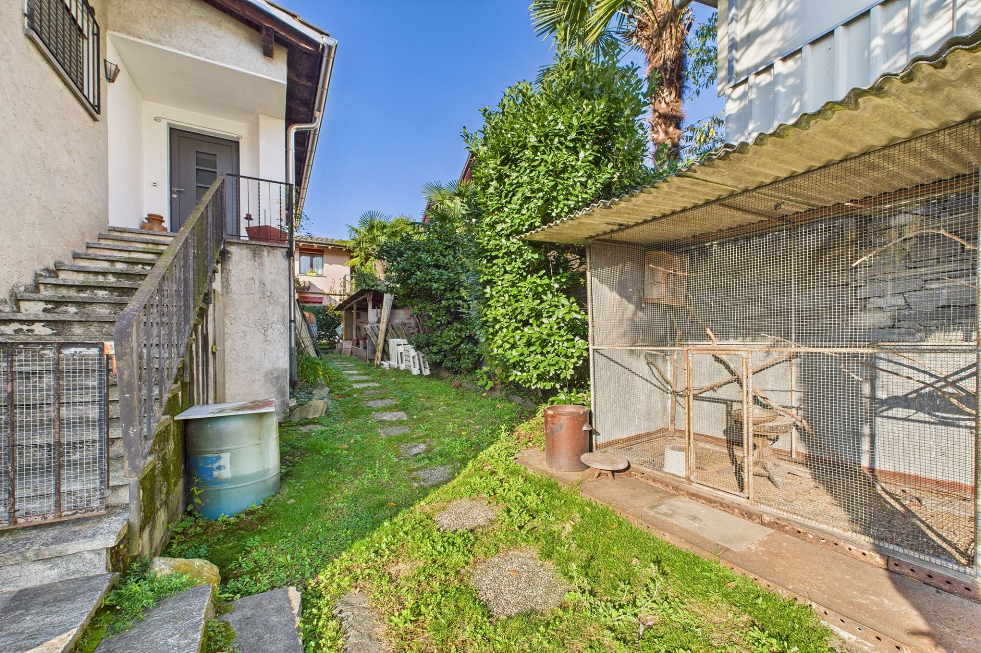 Garten mit Nebengebäuden und Außentreppe