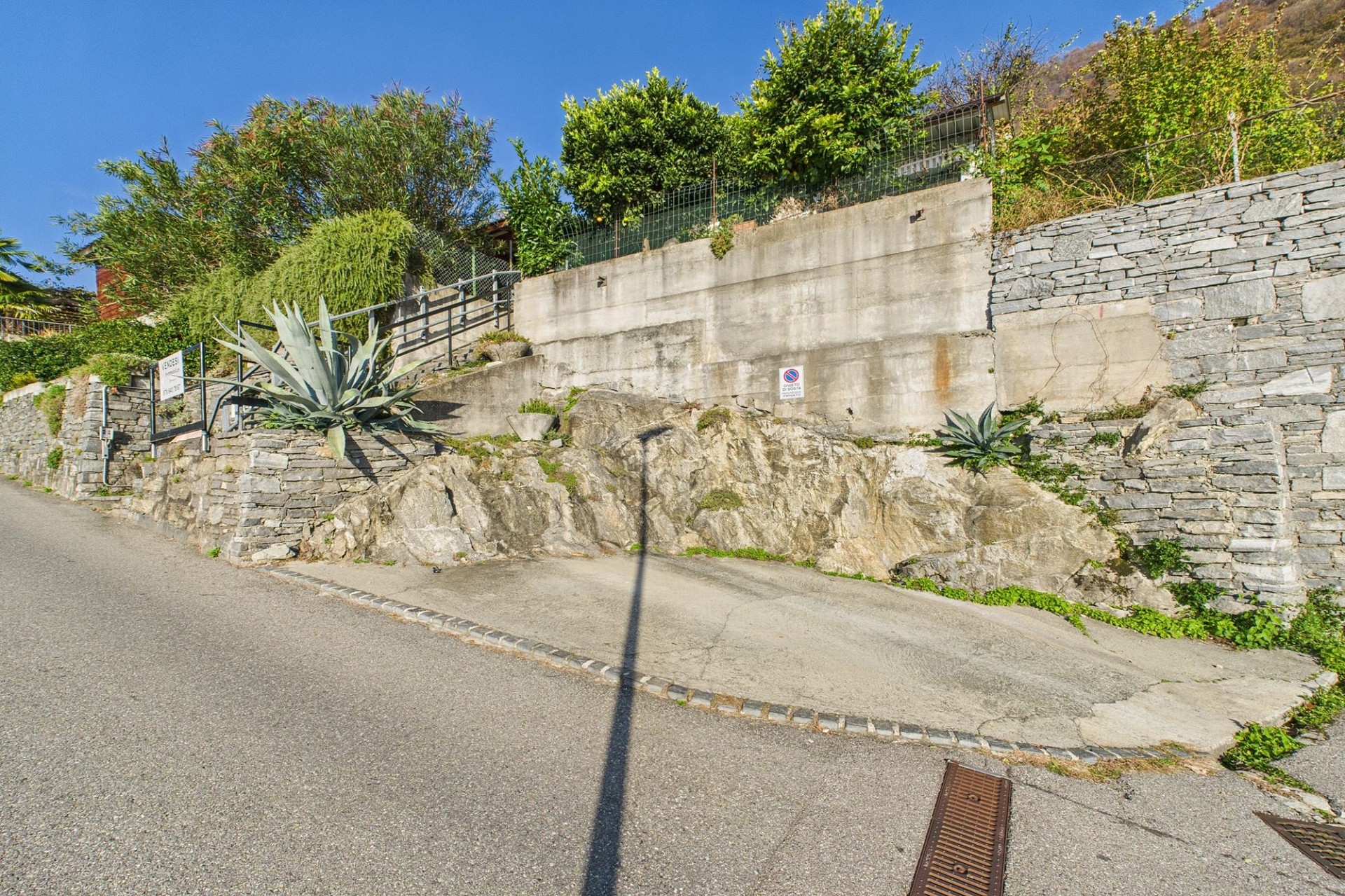 Außenansicht eines terrassierten Hanggrundstücks