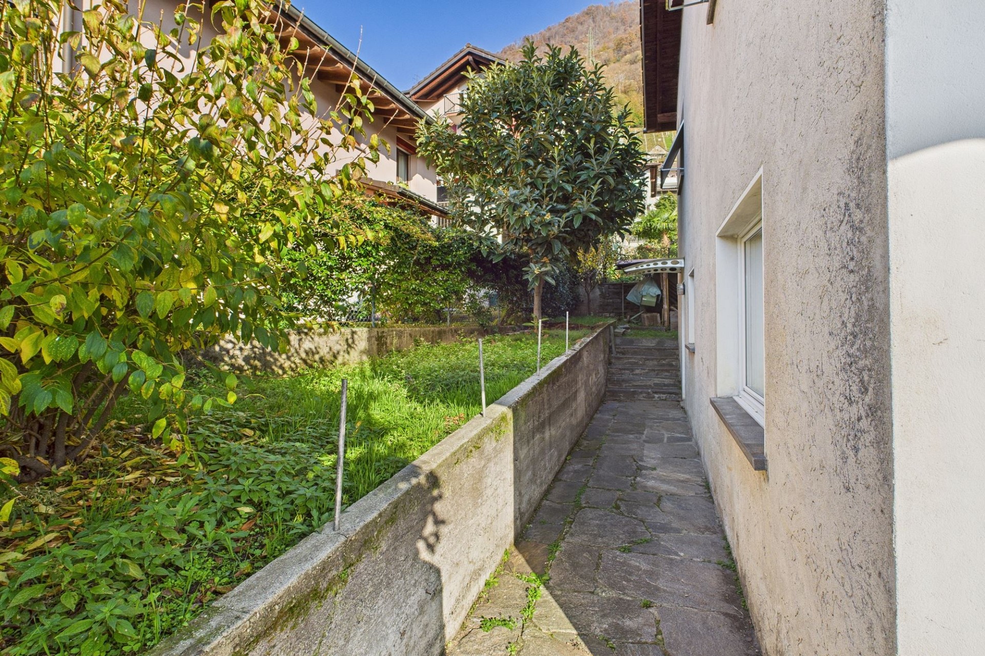 Seitlicher Garten- und Hauszugang