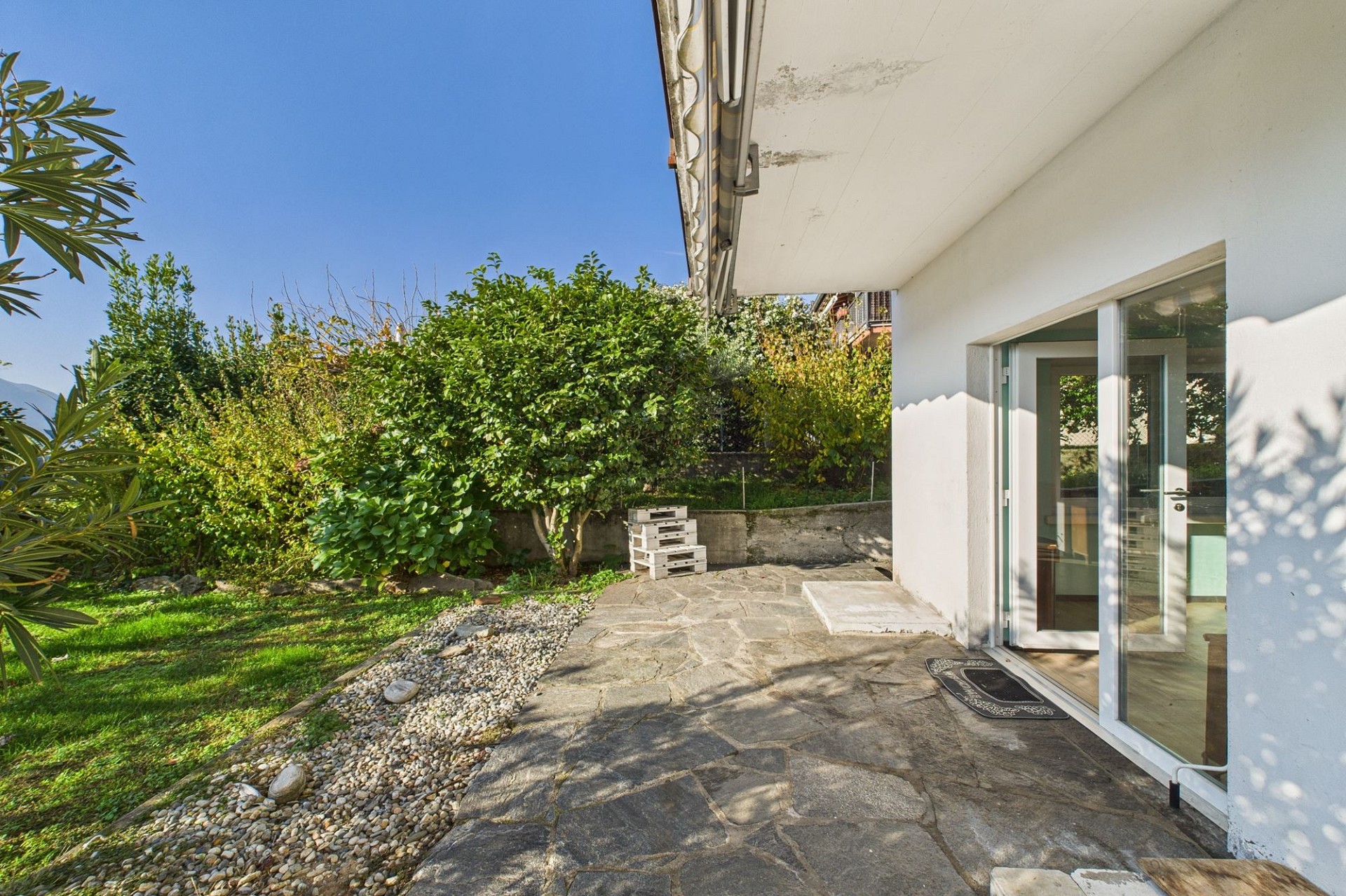 Terrasse mit Gartenblick