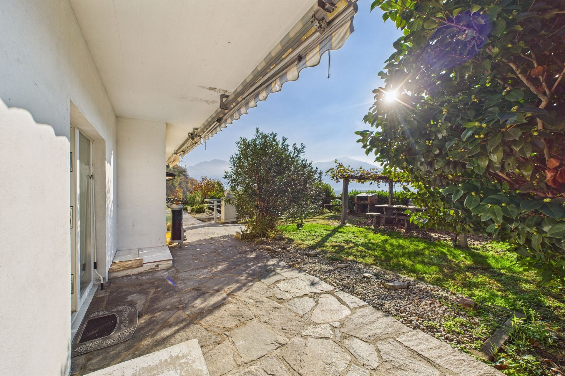 Gartenterrasse mit Bergblick