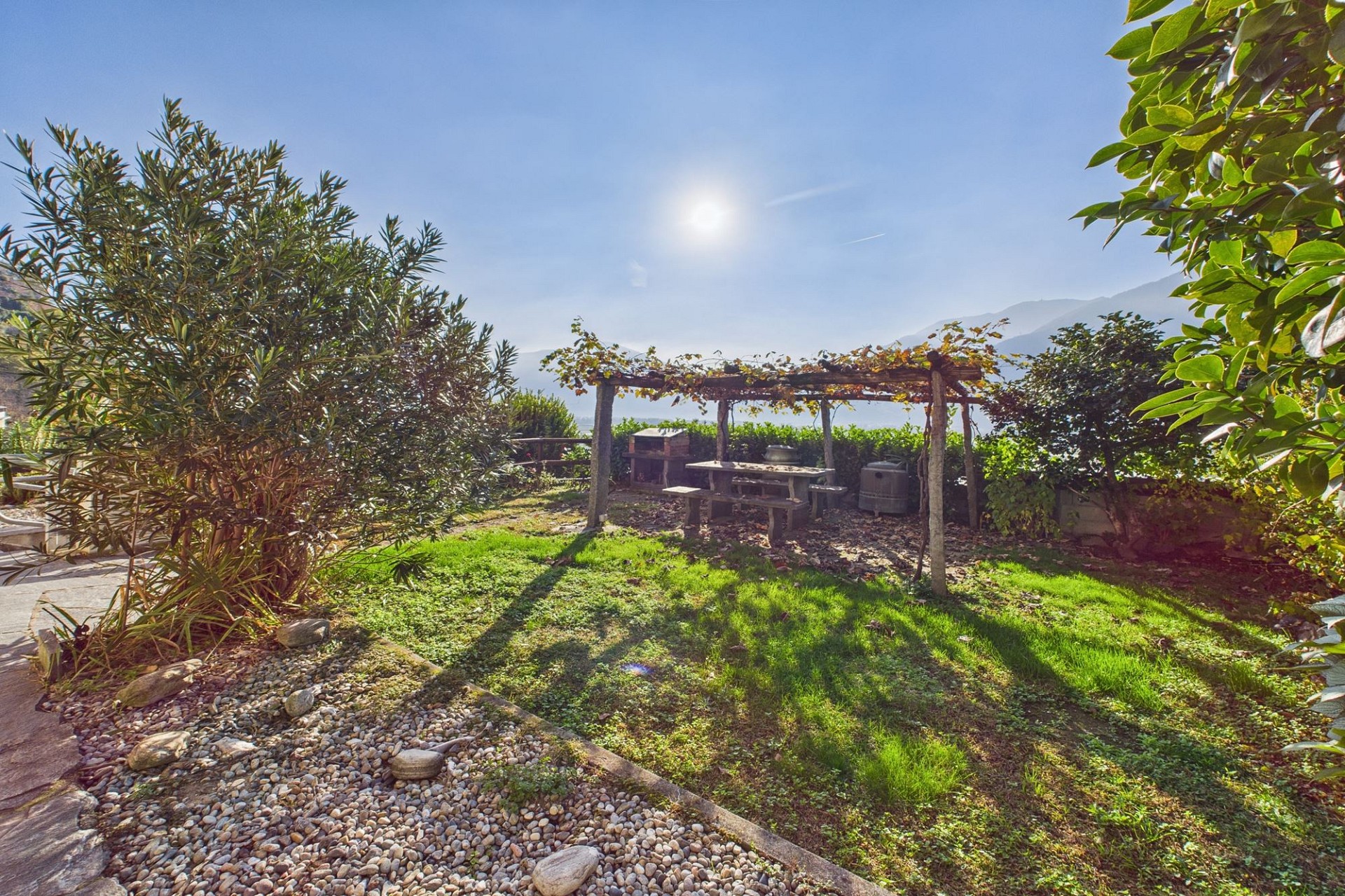 Garten mit Pergola und Sitzplatz