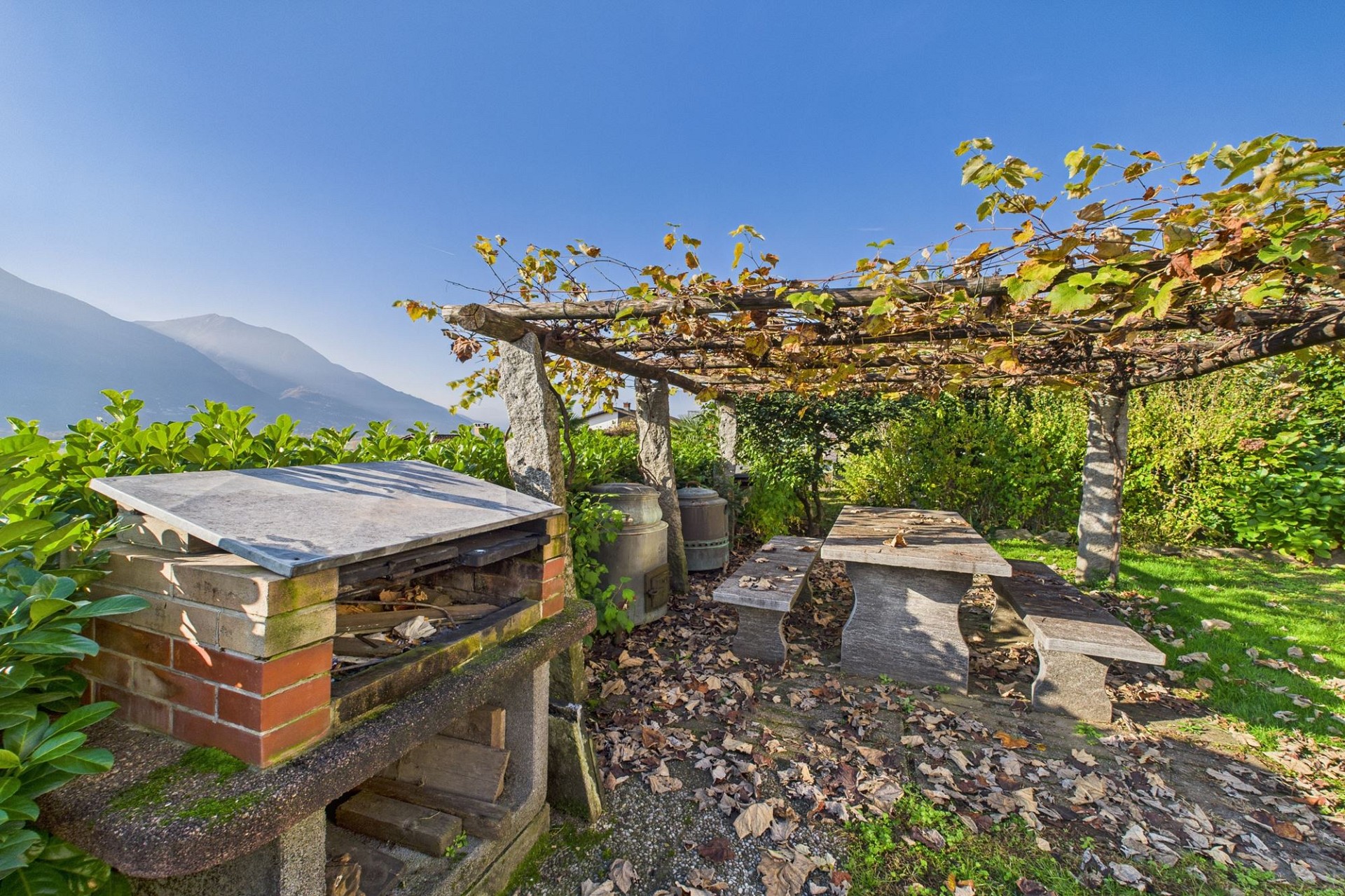 Garten mit Pergola und Grillbereich