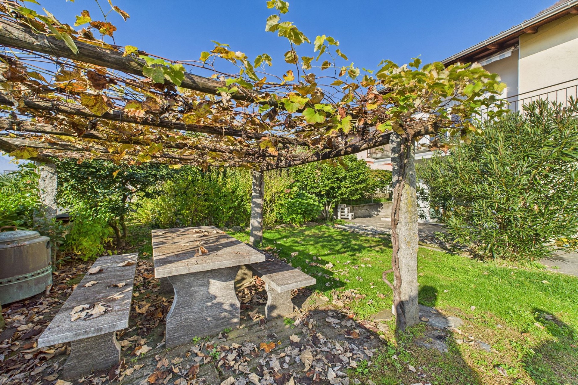 Garten mit Pergola und Sitzgruppe
