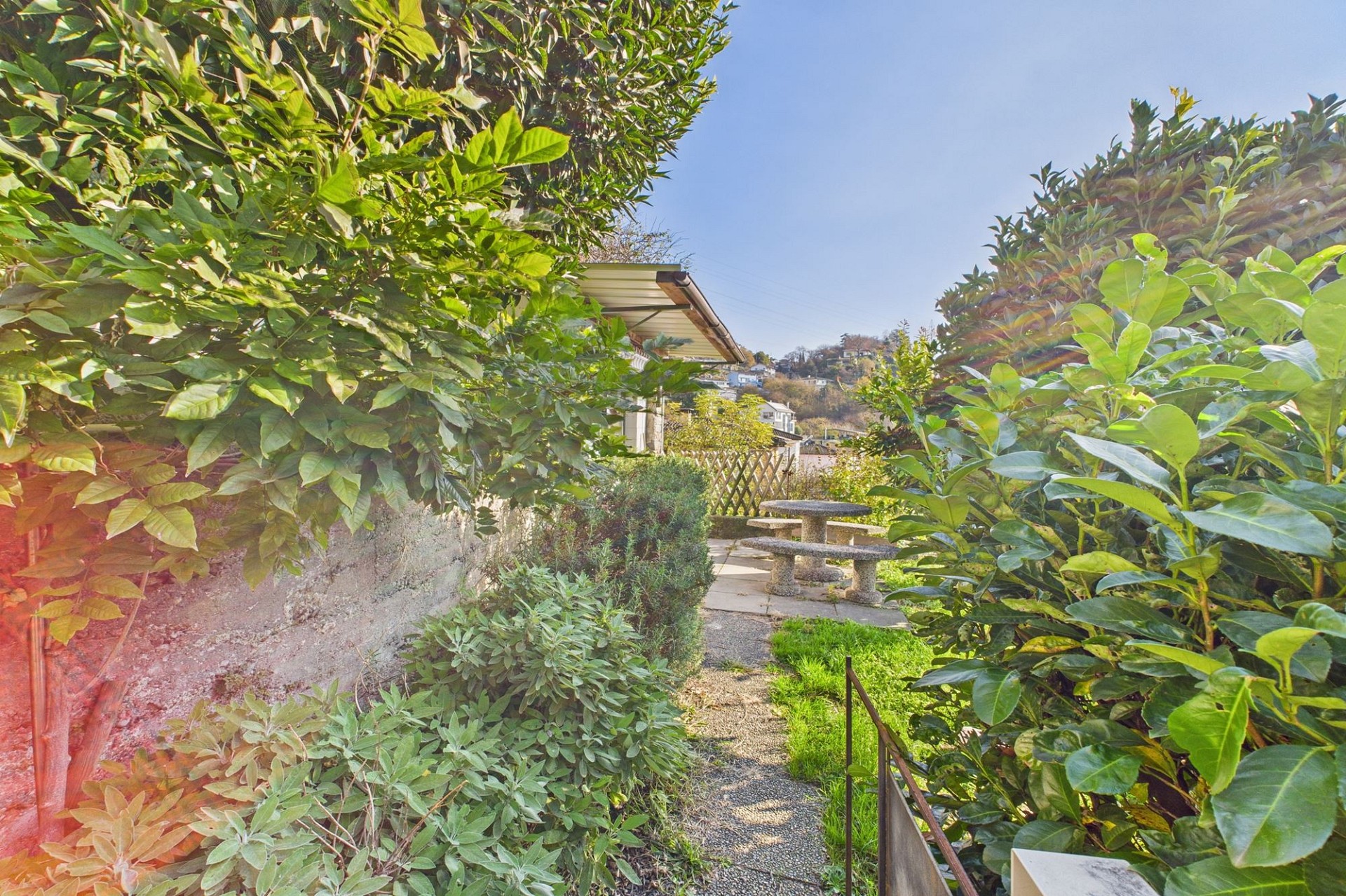 Garten mit Sitzplatz und Blick ins Tal