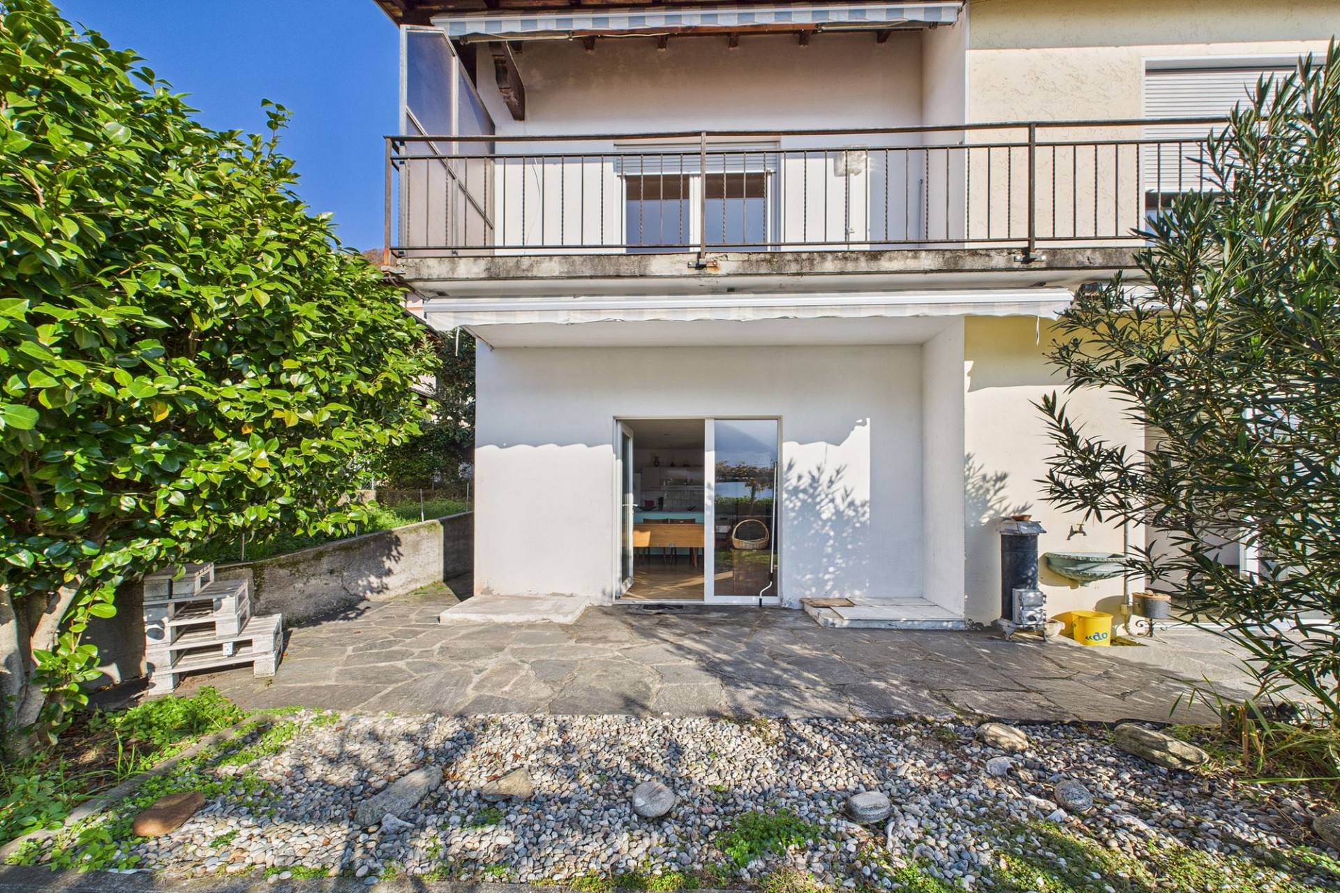 Außenansicht eines Wohnhauses mit Terrasse und Balkon