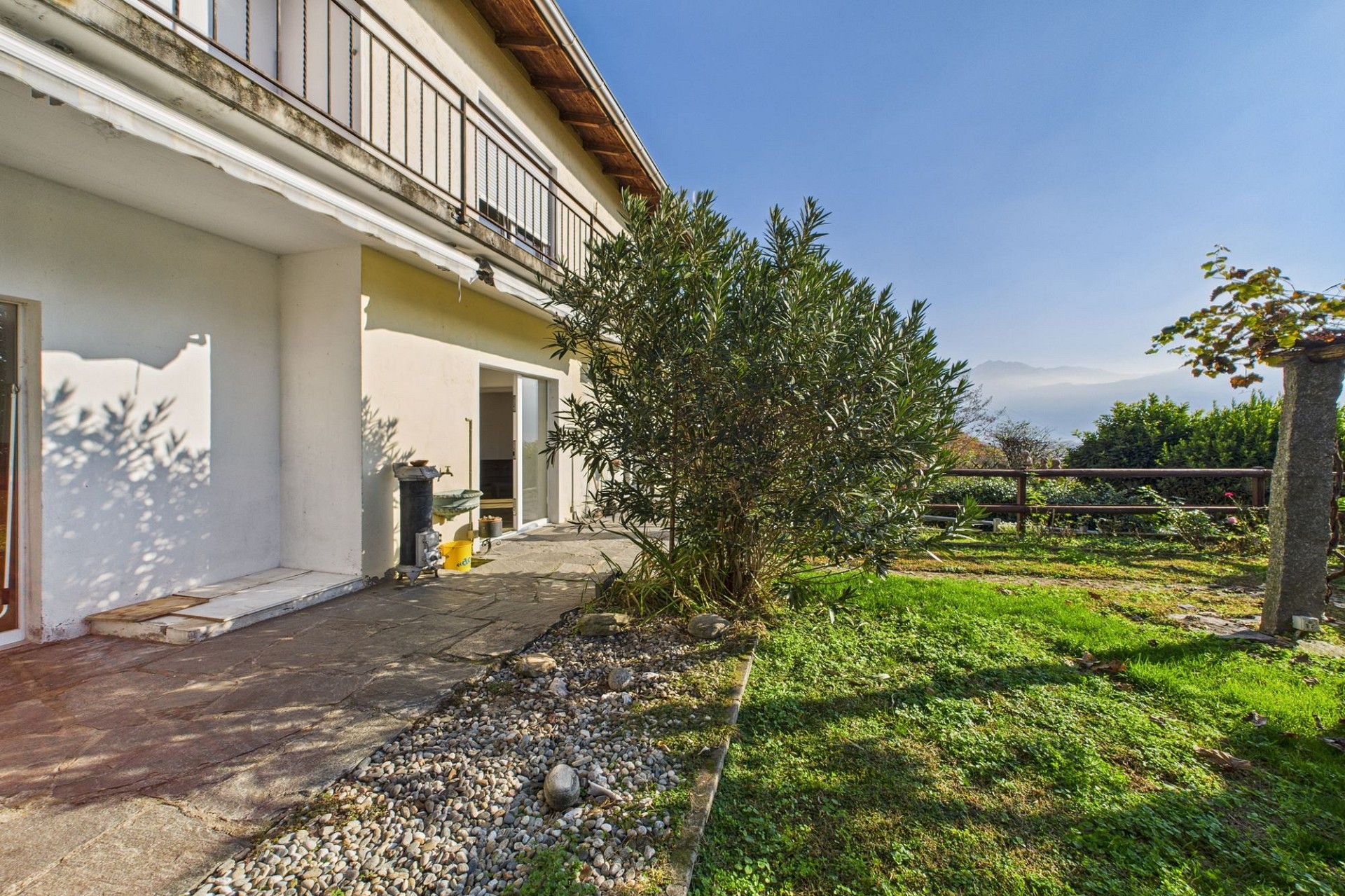 Außenansicht mit Garten und Balkon
