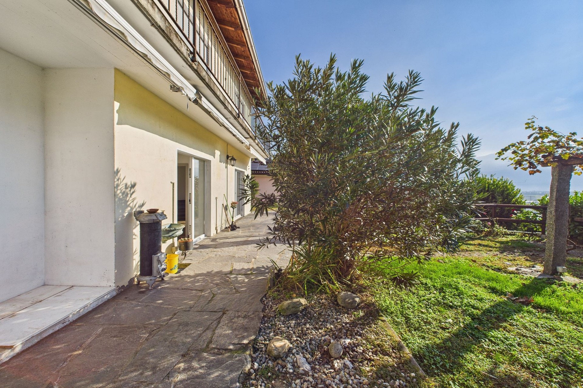 Außenansicht eines Hauses mit Gartenweg