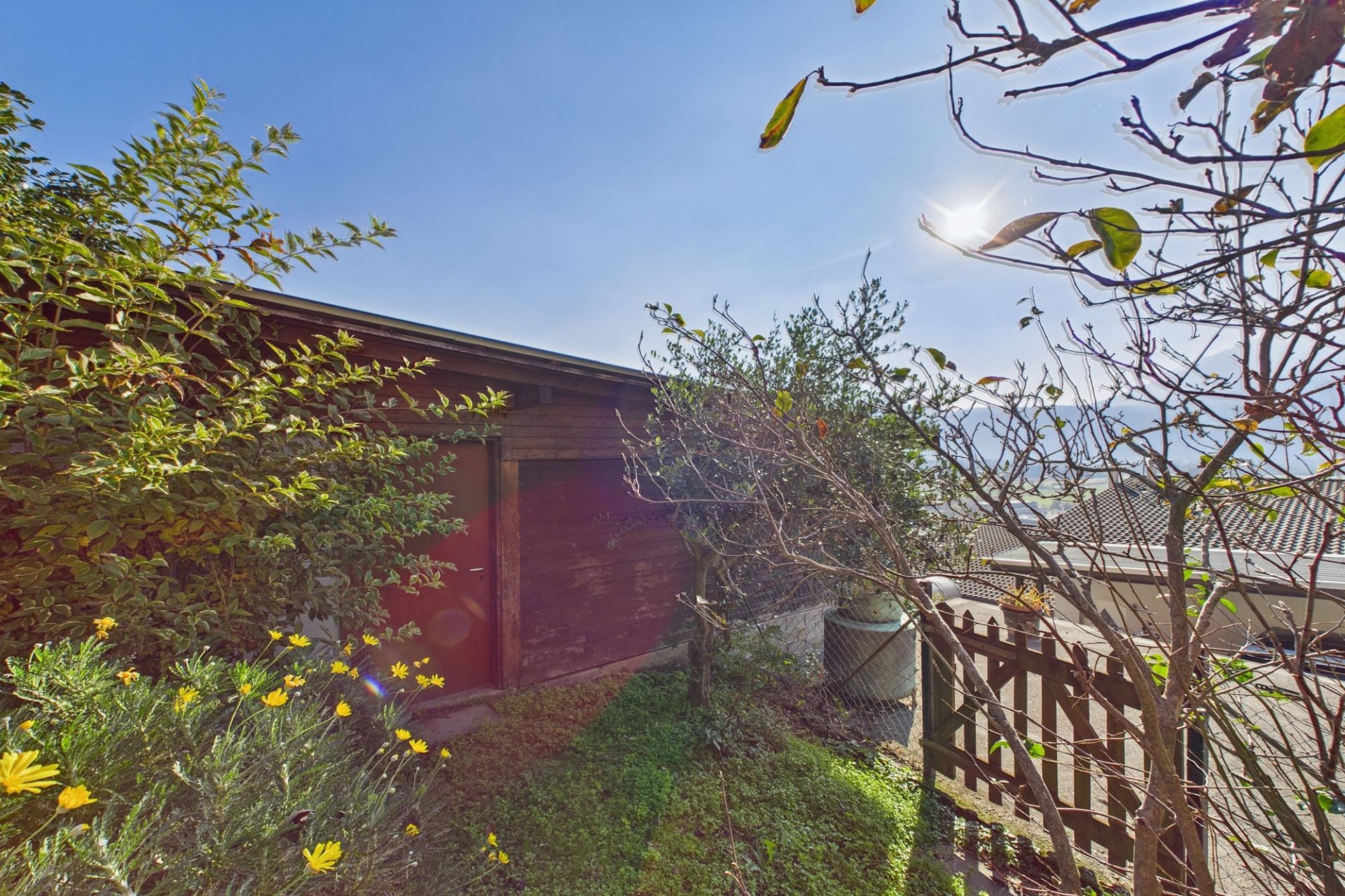 Gartenbereich mit Holzschuppen und Ausblick