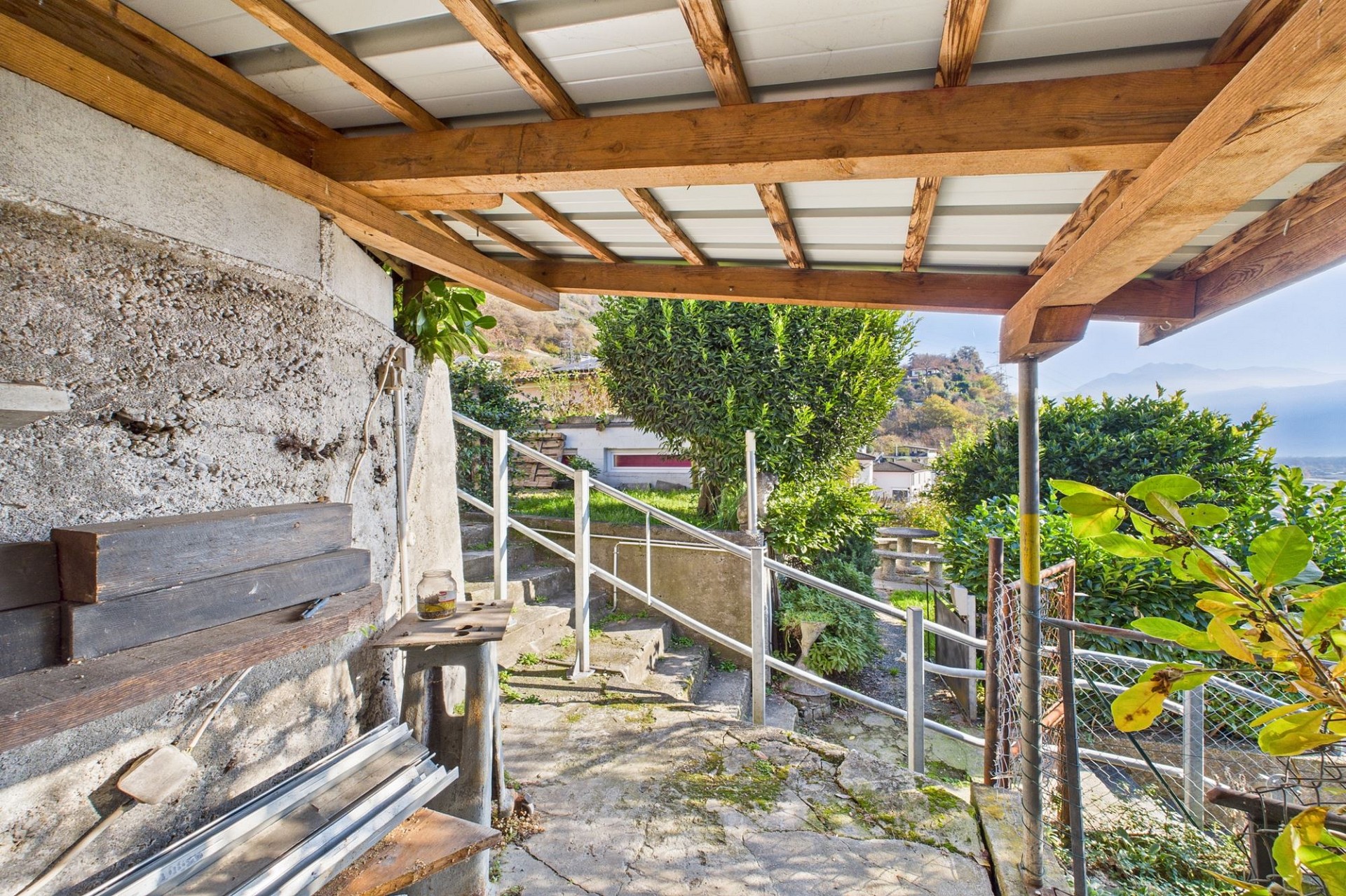 Überdachte Außenterrasse mit Gartenblick