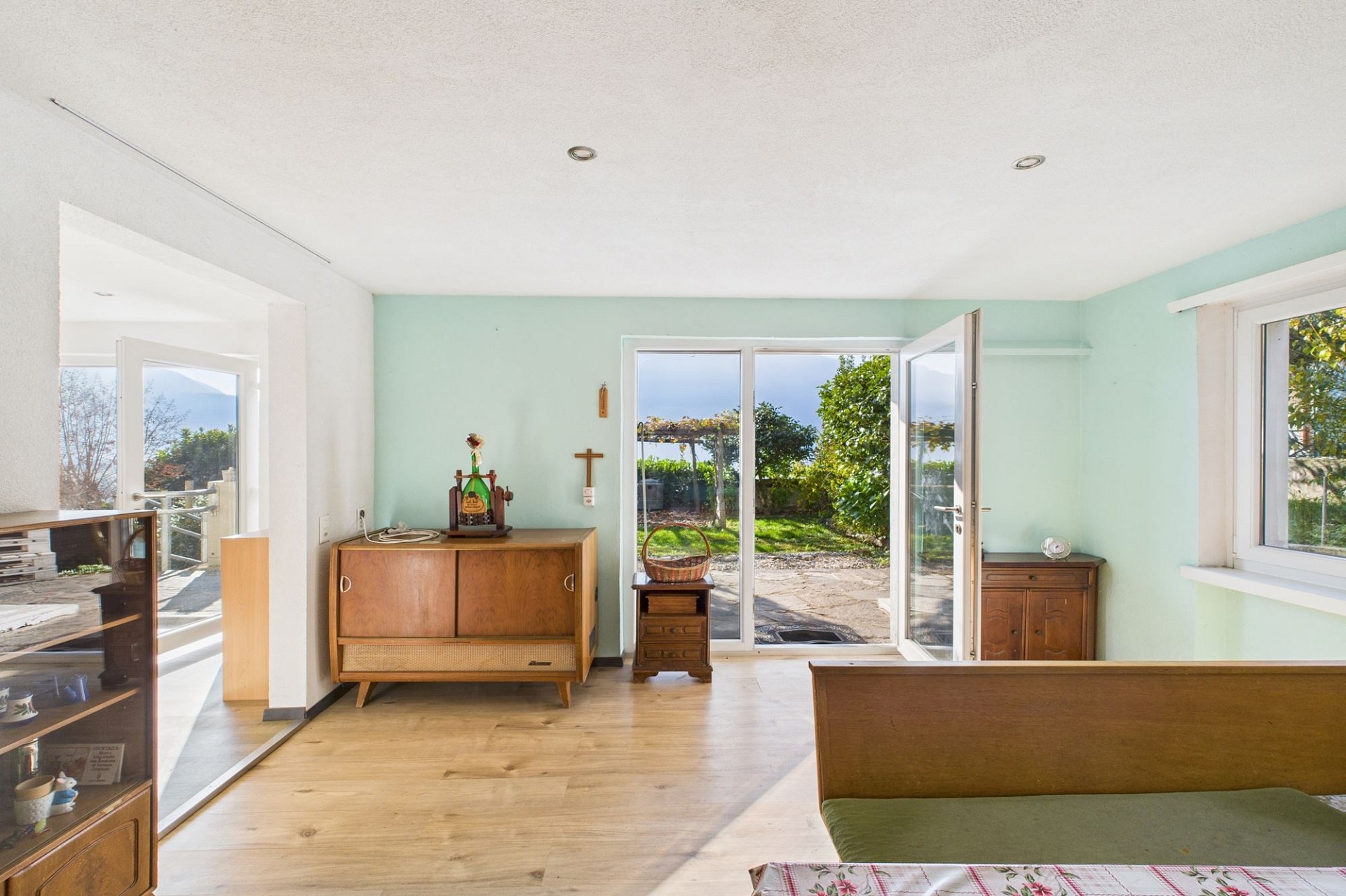Helles Wohn- bzw. Schlafzimmer mit Gartenblick