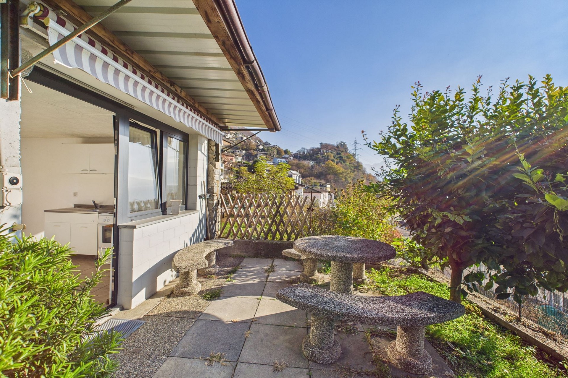 Terrasse mit Gartensitzplatz und Wohnküchenblick