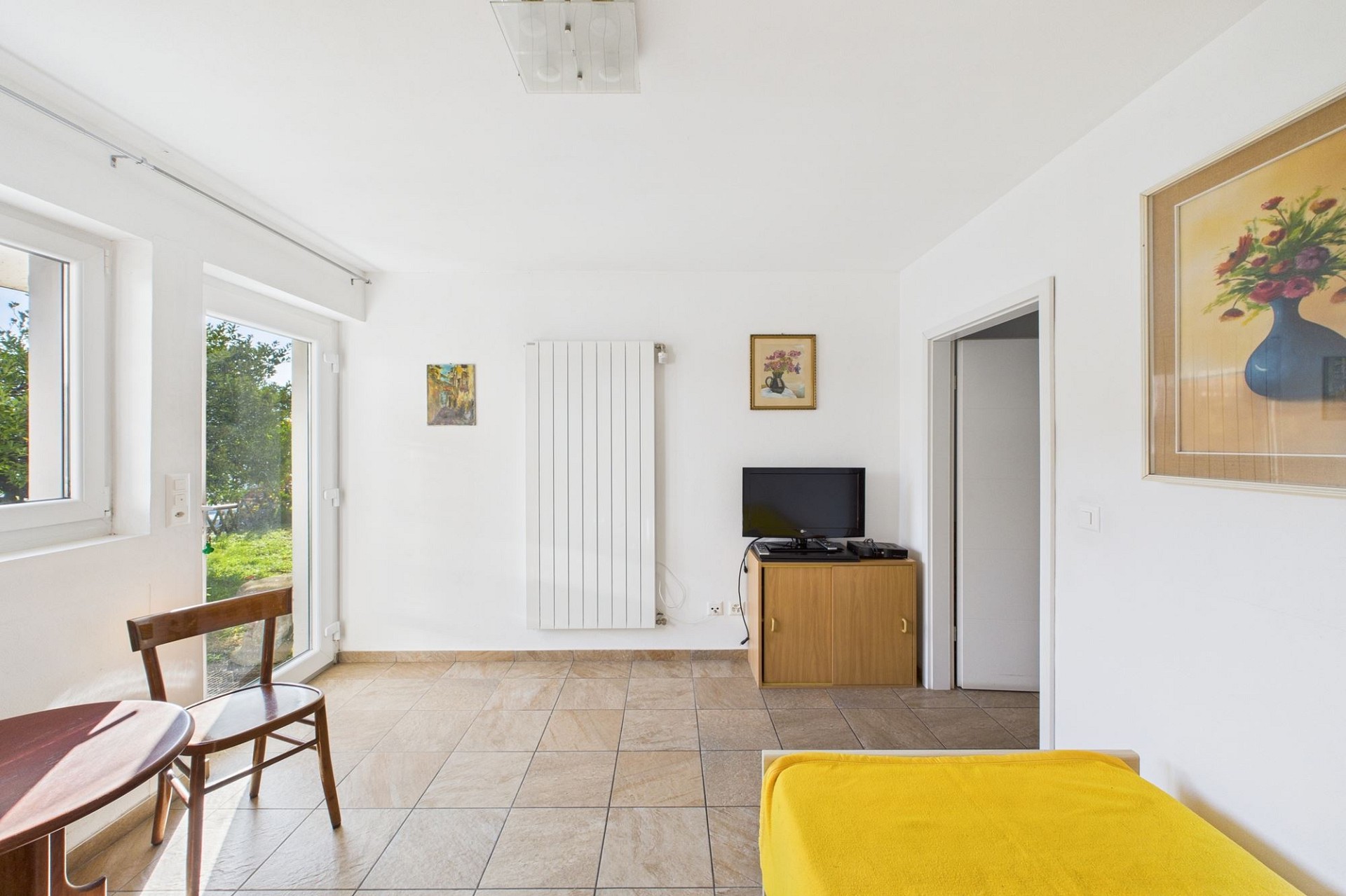 Heller Wohnraum mit Terrassenzugang