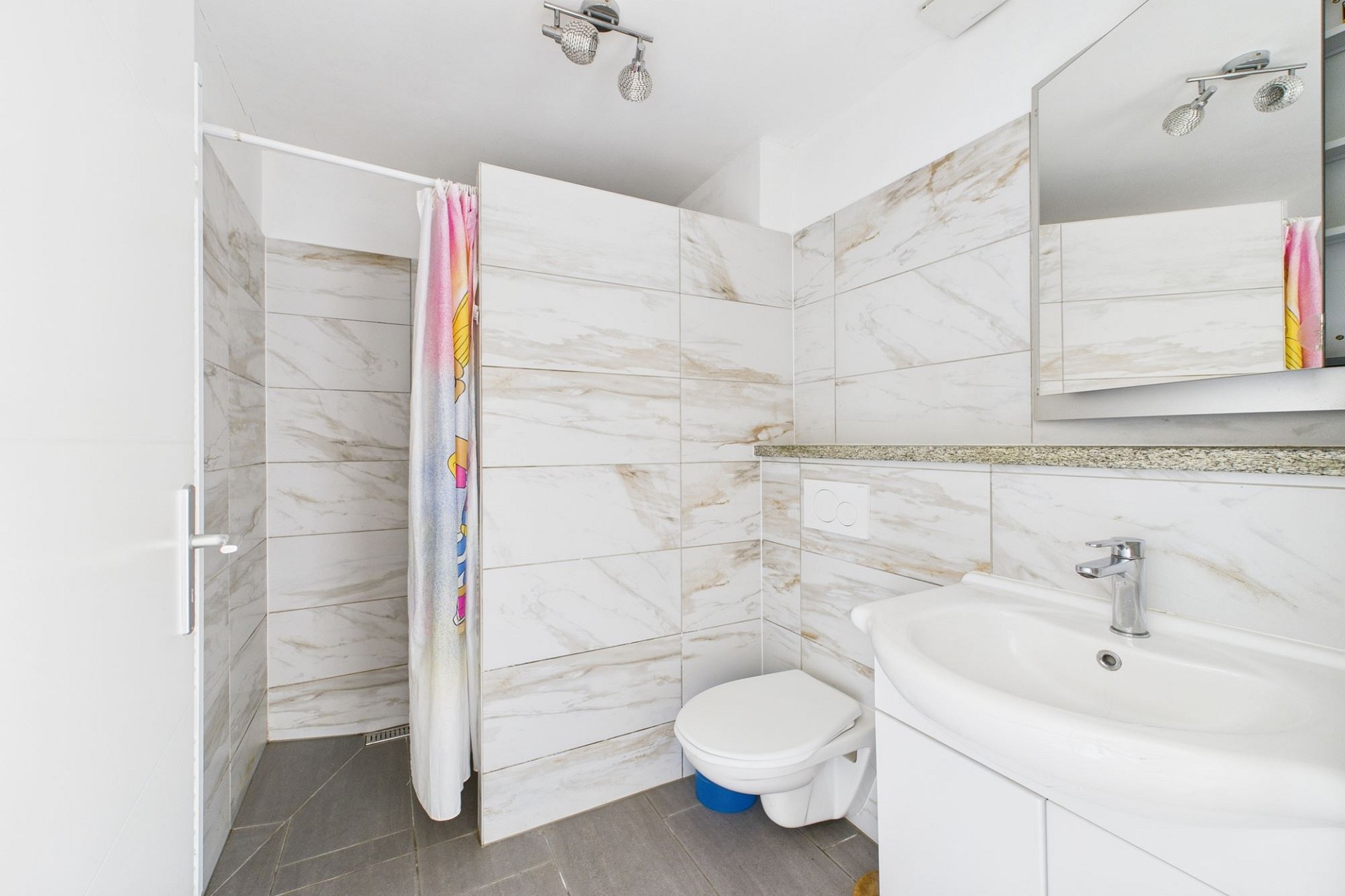 Kleines modernes Badezimmer mit Dusche und Waschtisch