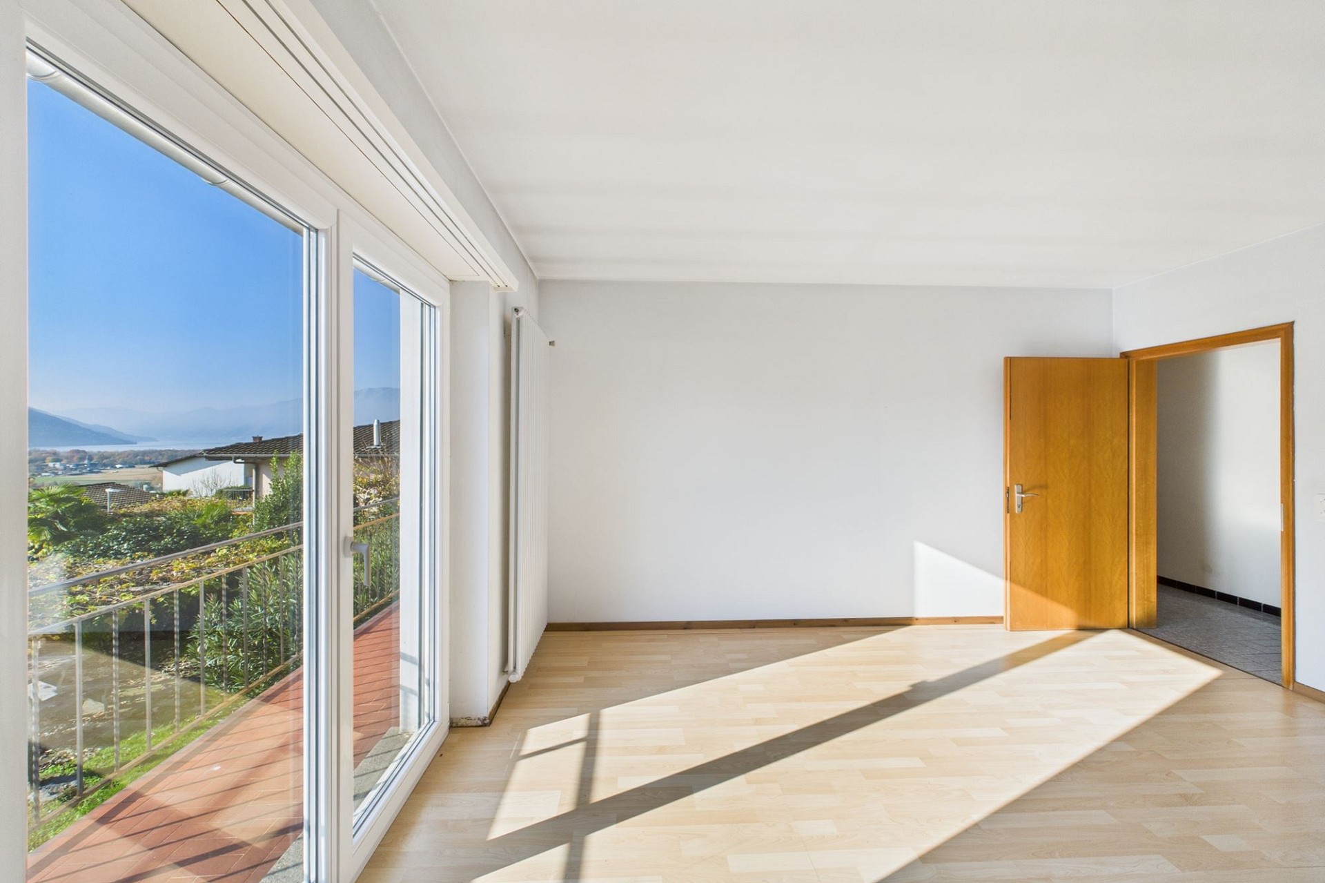 Heller leerer Raum mit Balkonblick