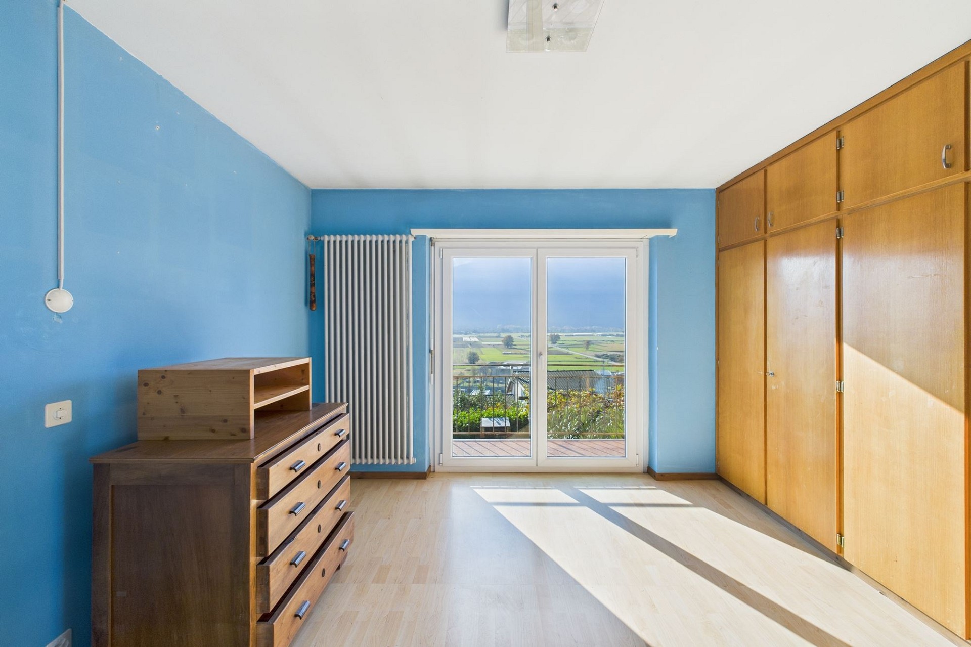 Helles Schlafzimmer mit Balkonzugang und Einbauschrank