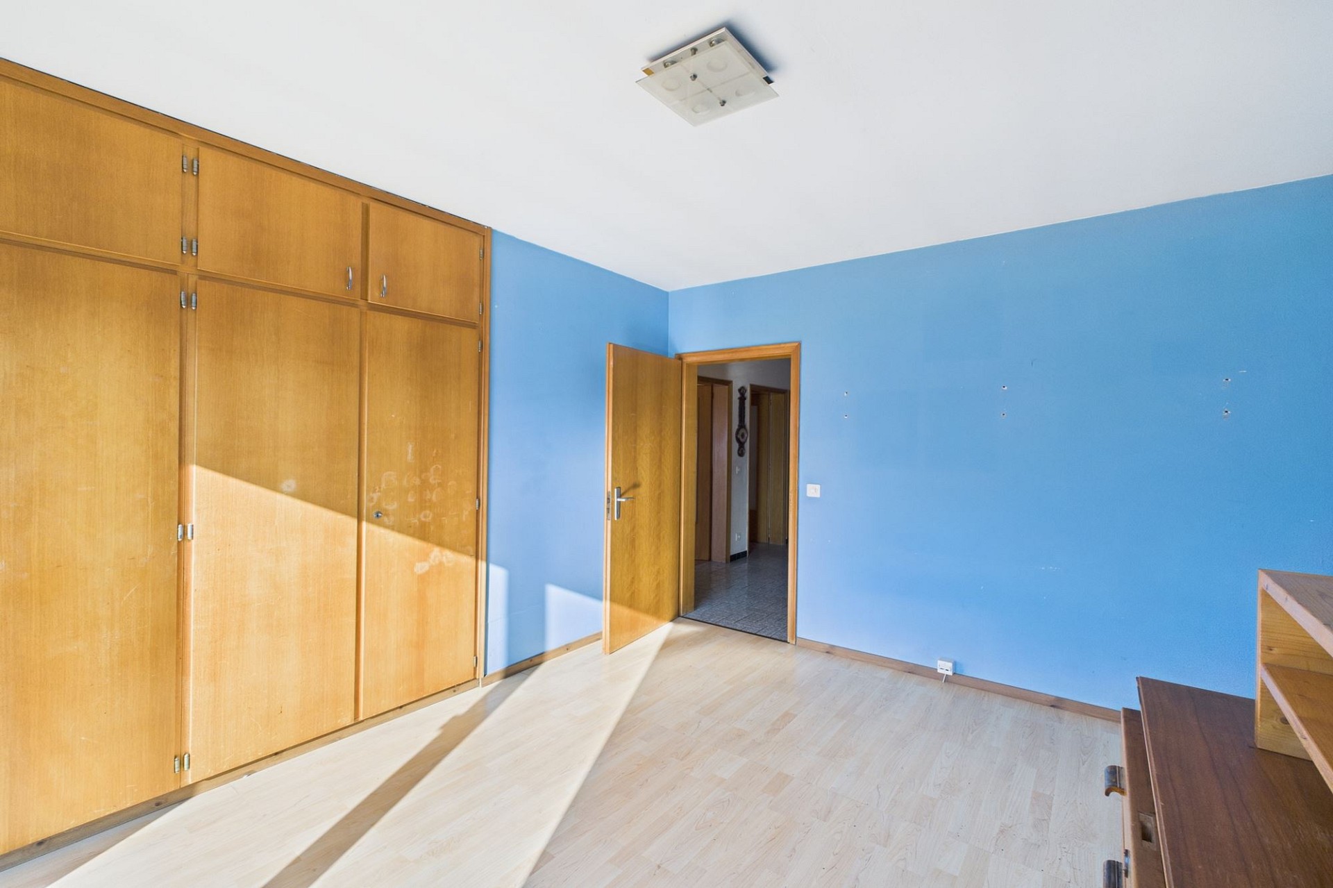 Blaues Schlafzimmer mit Einbauschrank