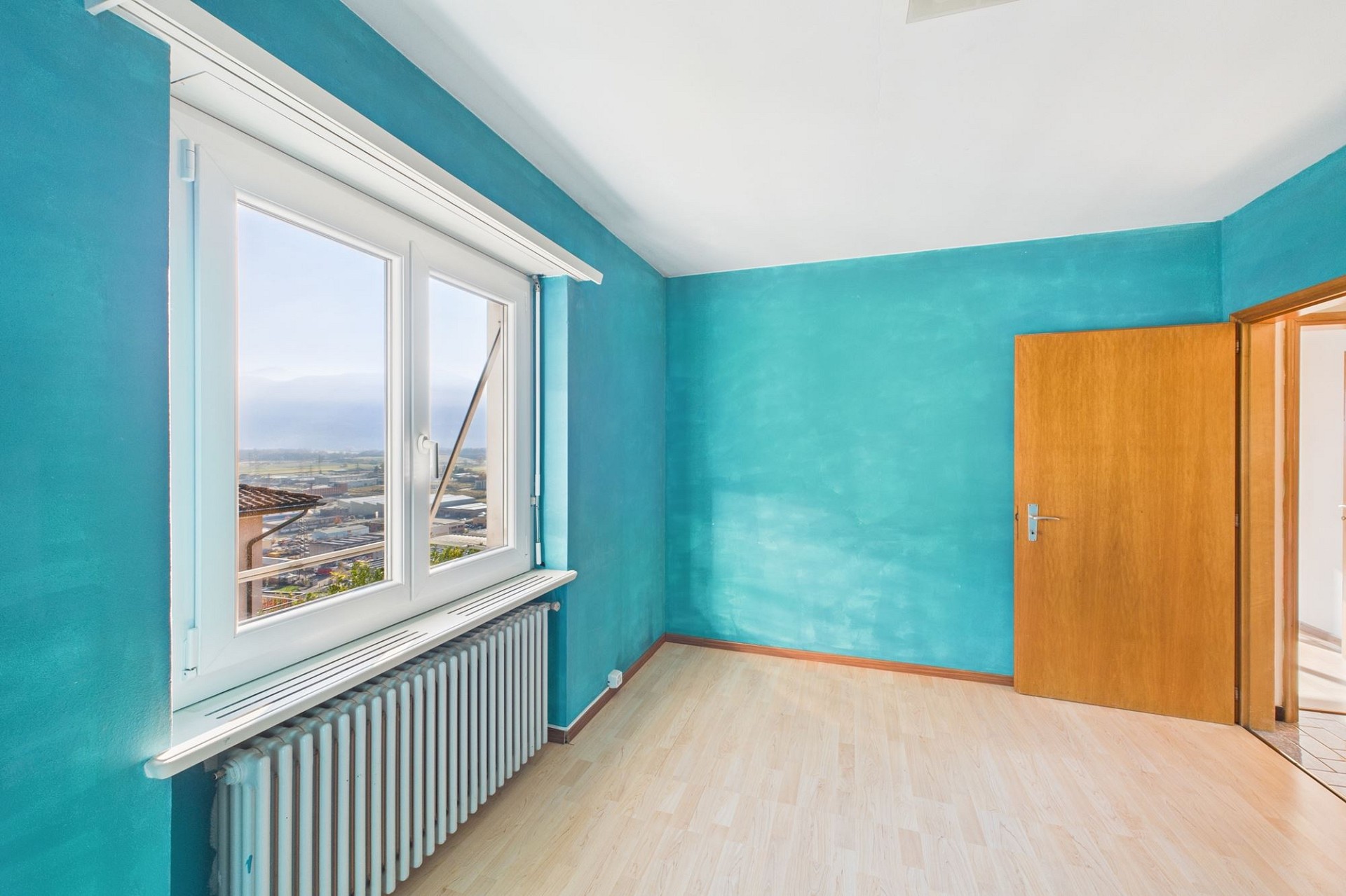 Helles Zimmer mit Blick ins Freie