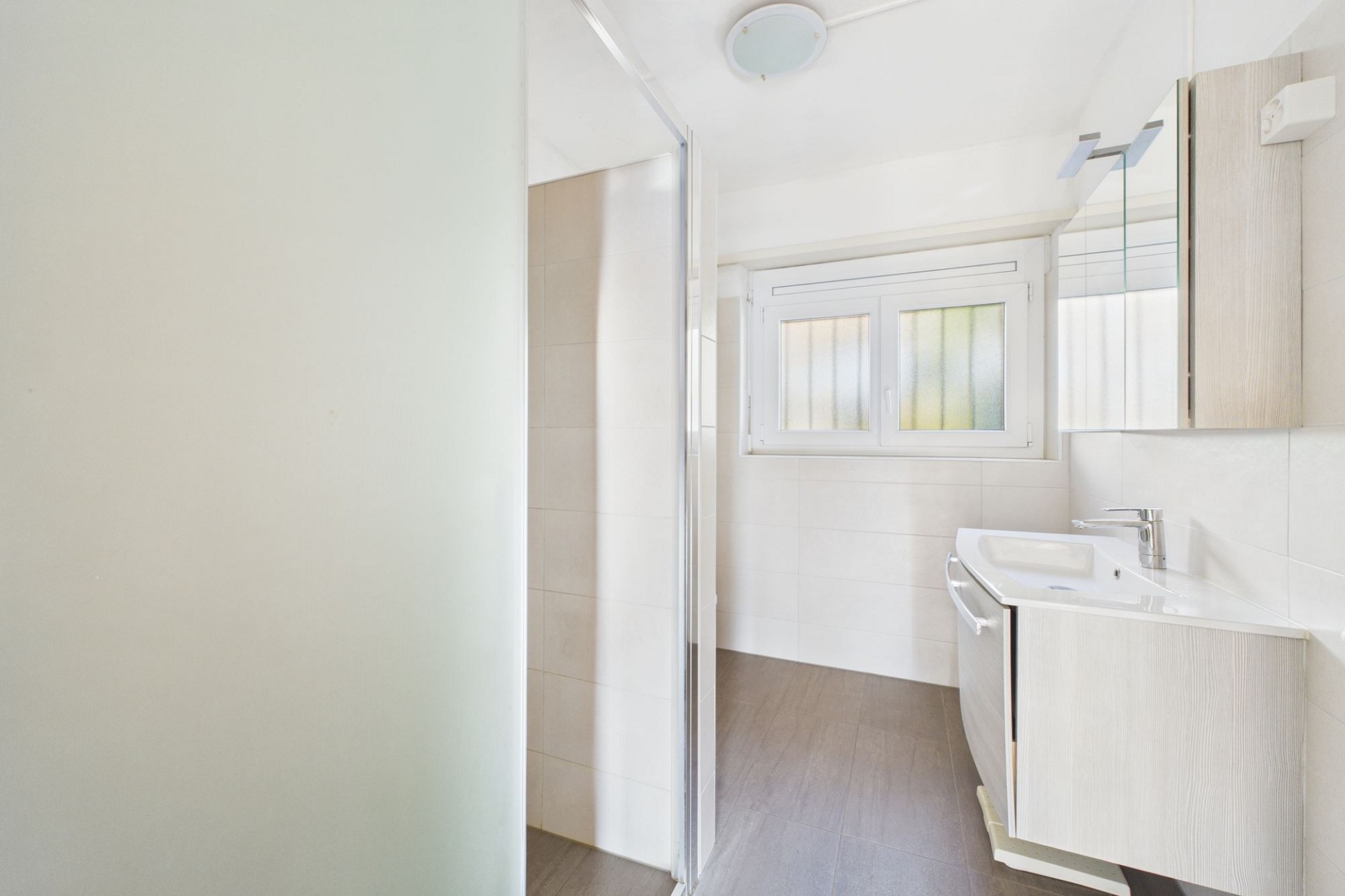 Helles modernes Badezimmer