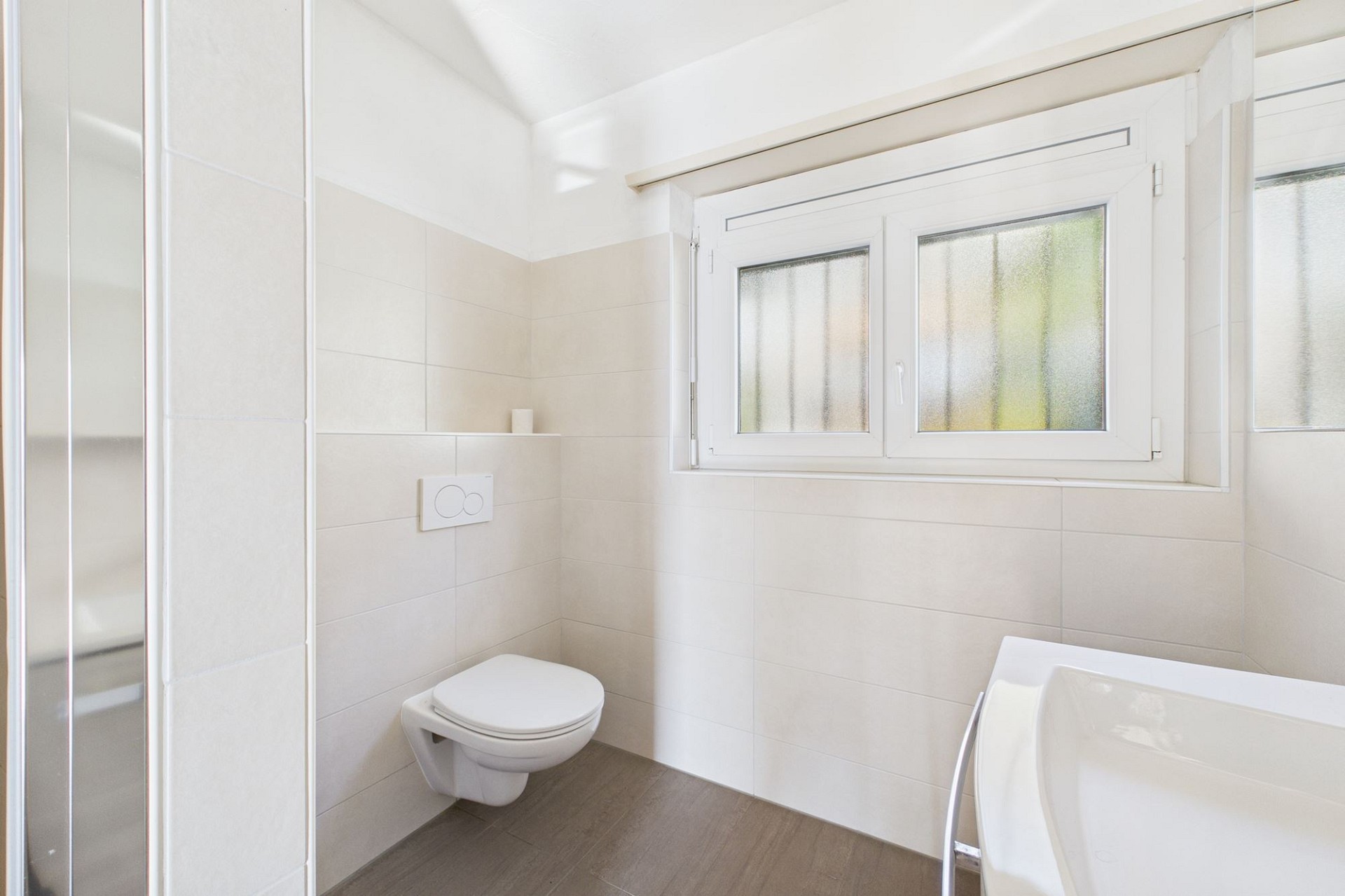 Helles Badezimmer mit WC und Fenster