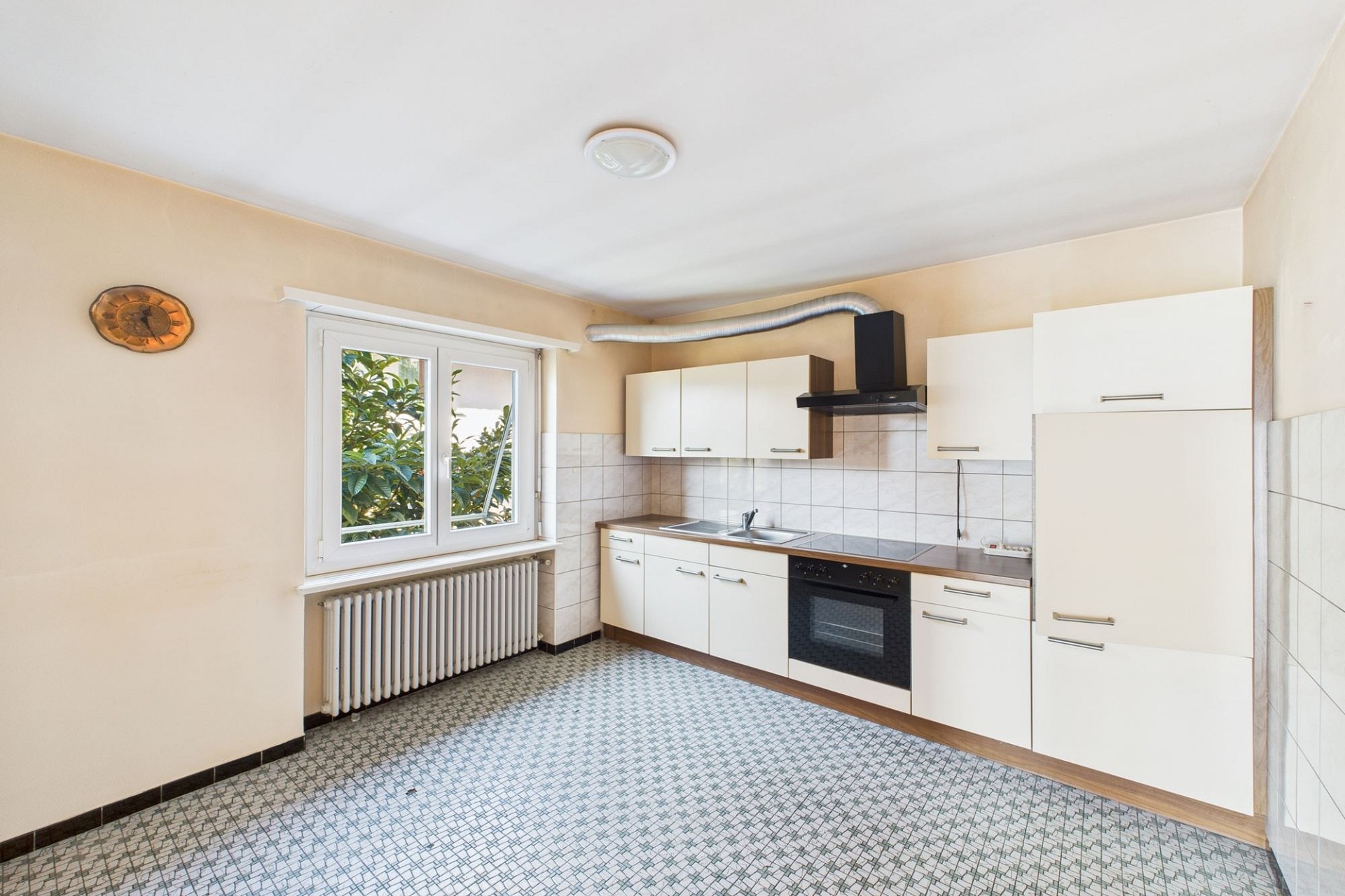 Kleine Einbauküche mit Fenster