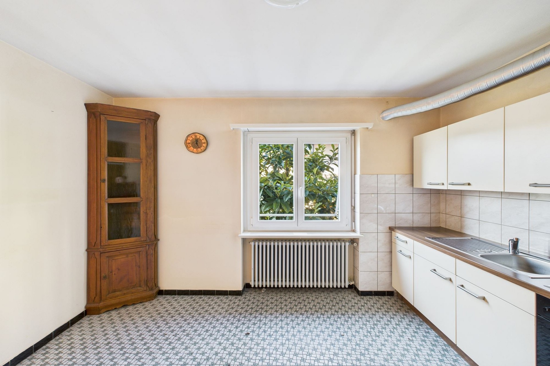 Küche mit Fenster und Spüle