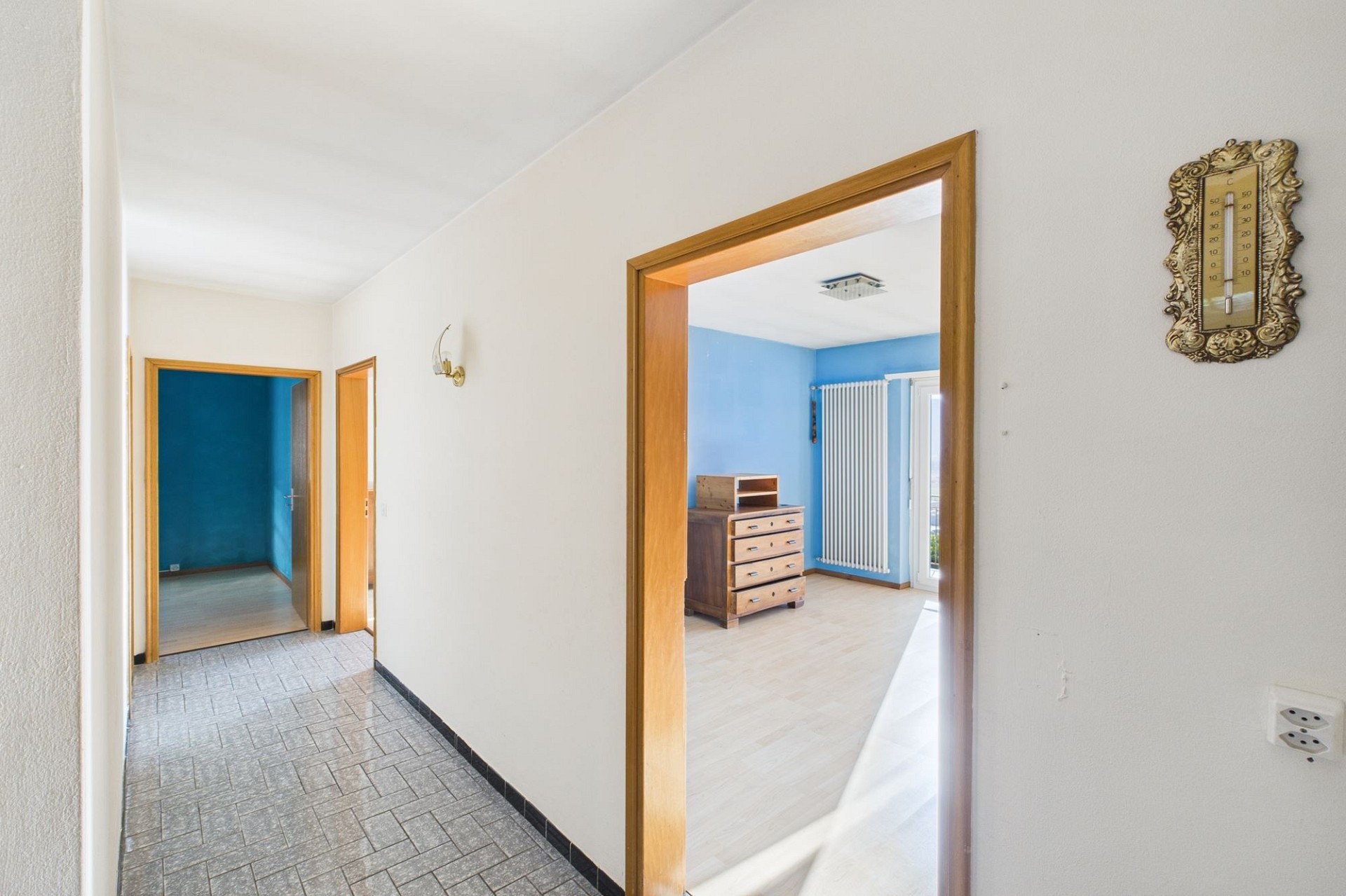 Heller Flur mit Blick in zwei Räume