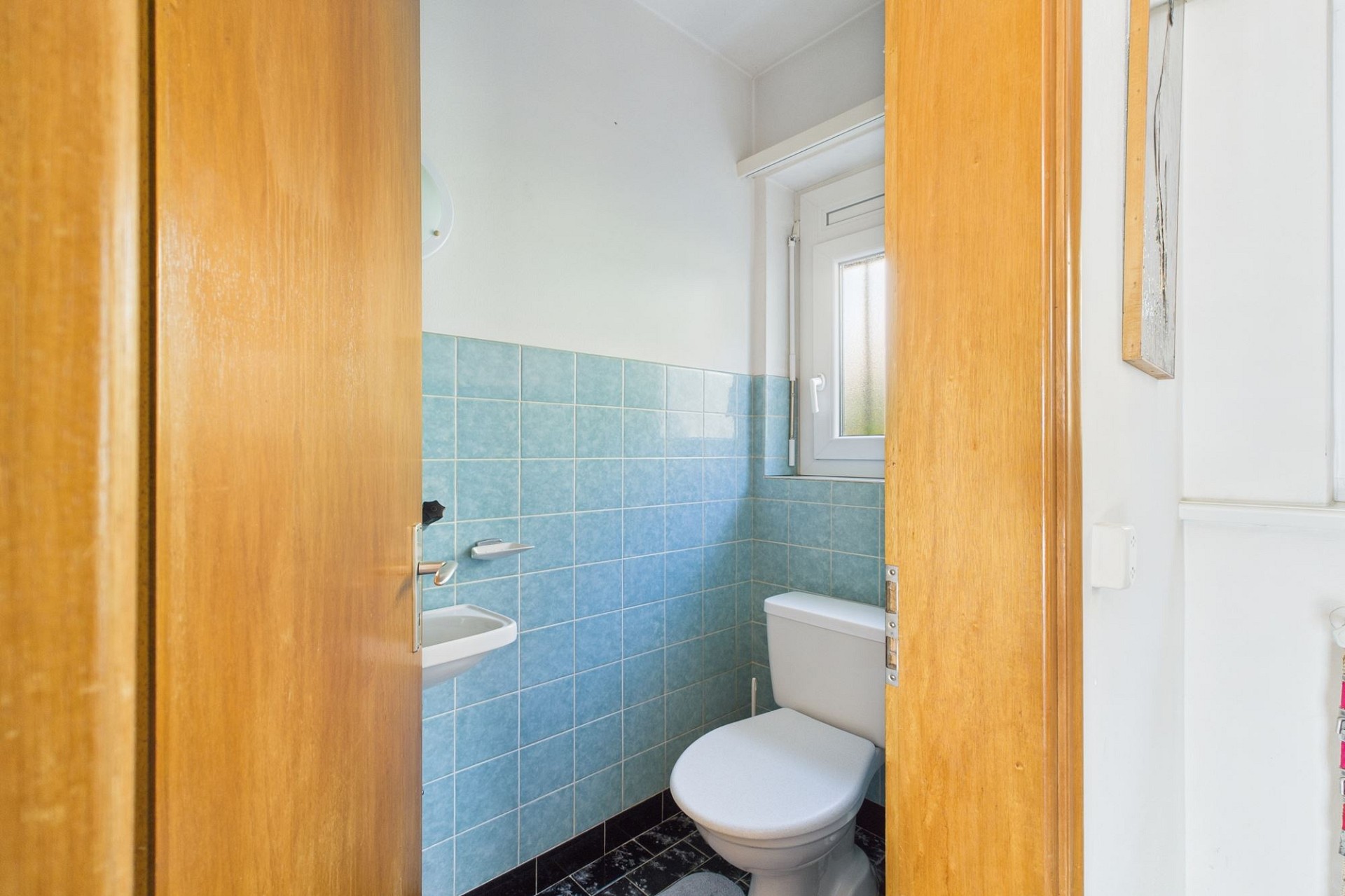 Kleines WC mit Holzrahmentür