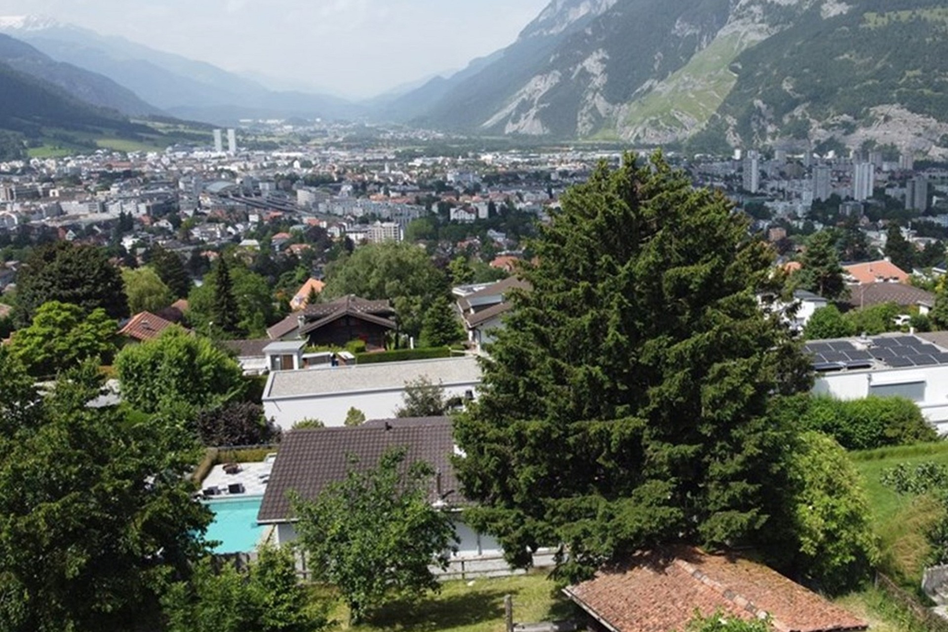 Stadt- und Bergpanorama mit Häusern und Pool