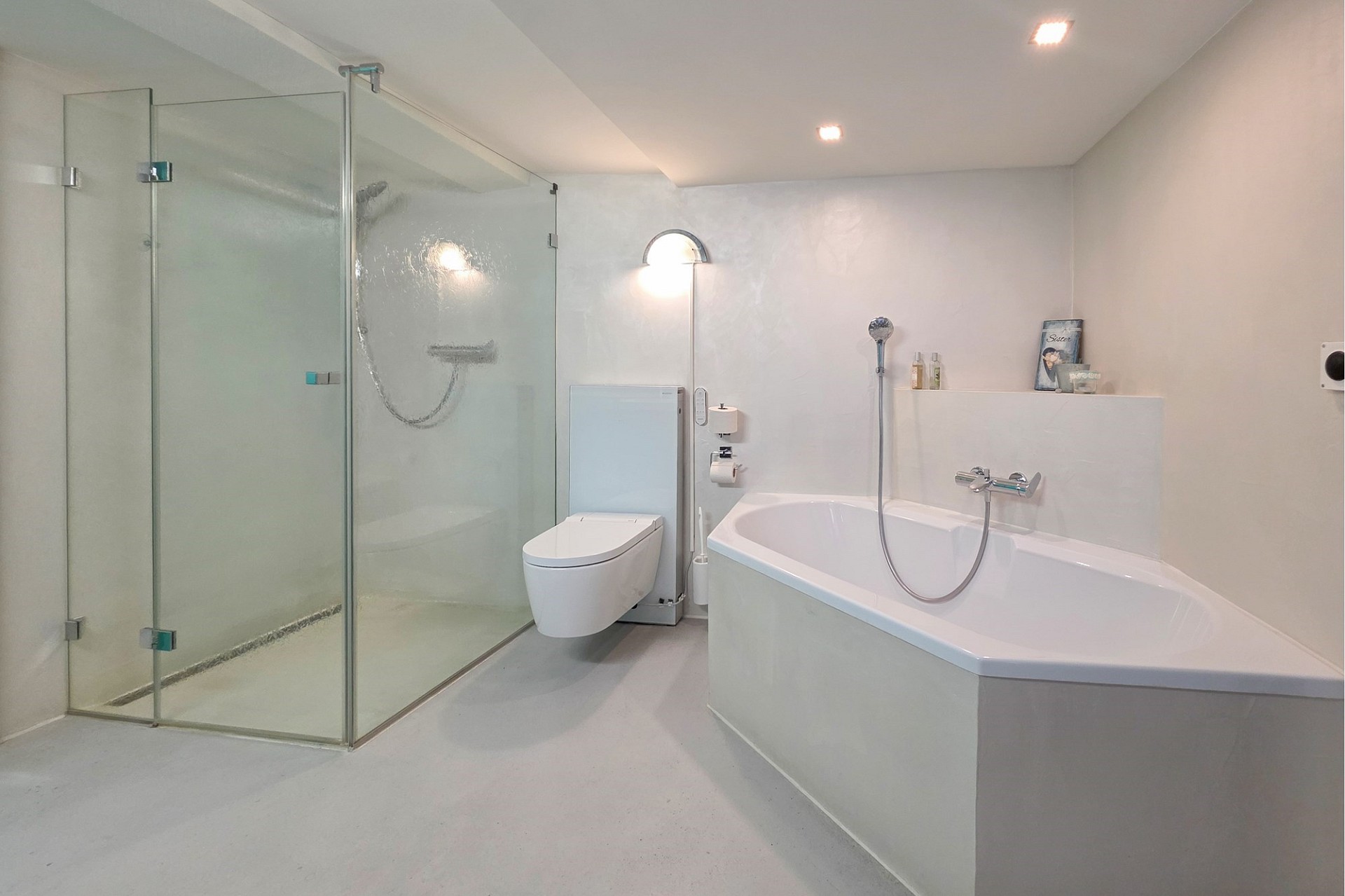 Modernes Badezimmer mit Glasdusche und Wanne