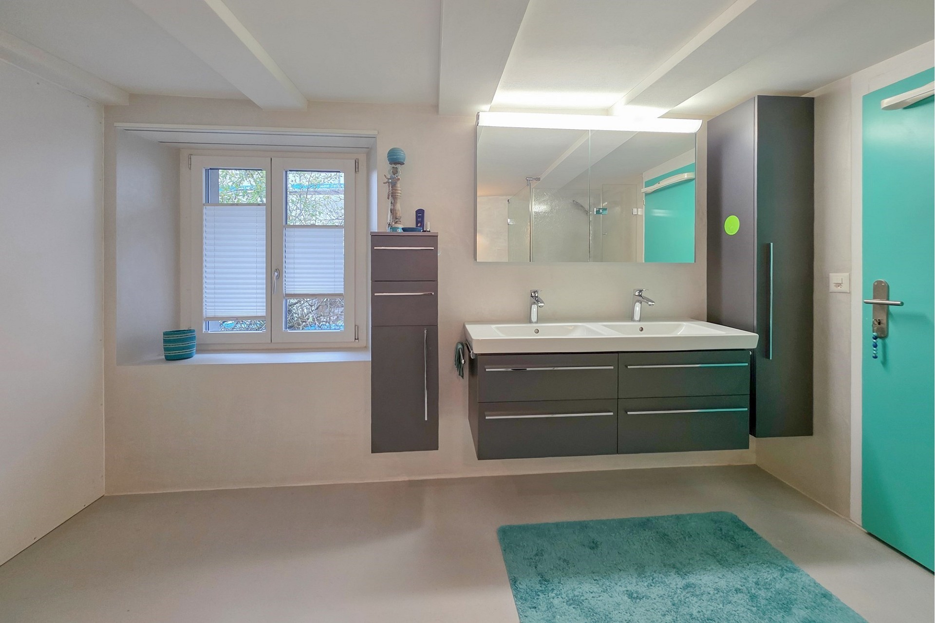 Modernes Badezimmer mit Doppelwaschtisch