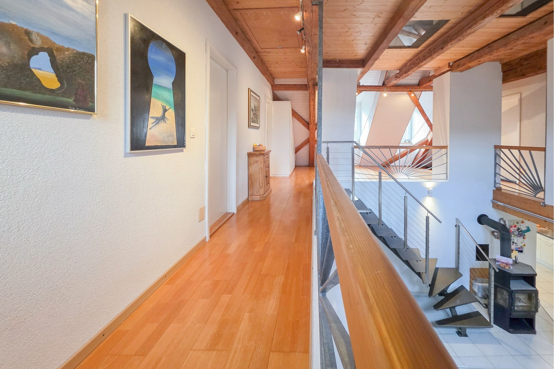 Lichtes Galeriegeschoss mit Holzdecke
