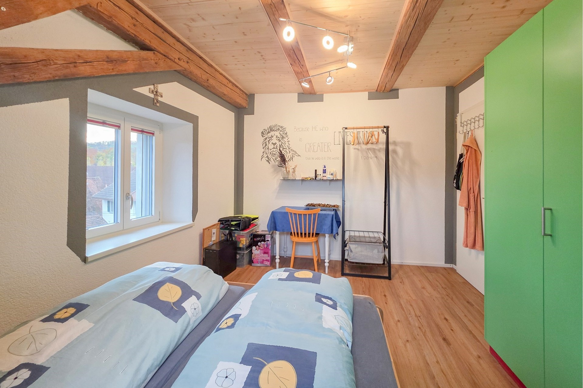 Gemütliches Dachzimmer mit Holzbalken