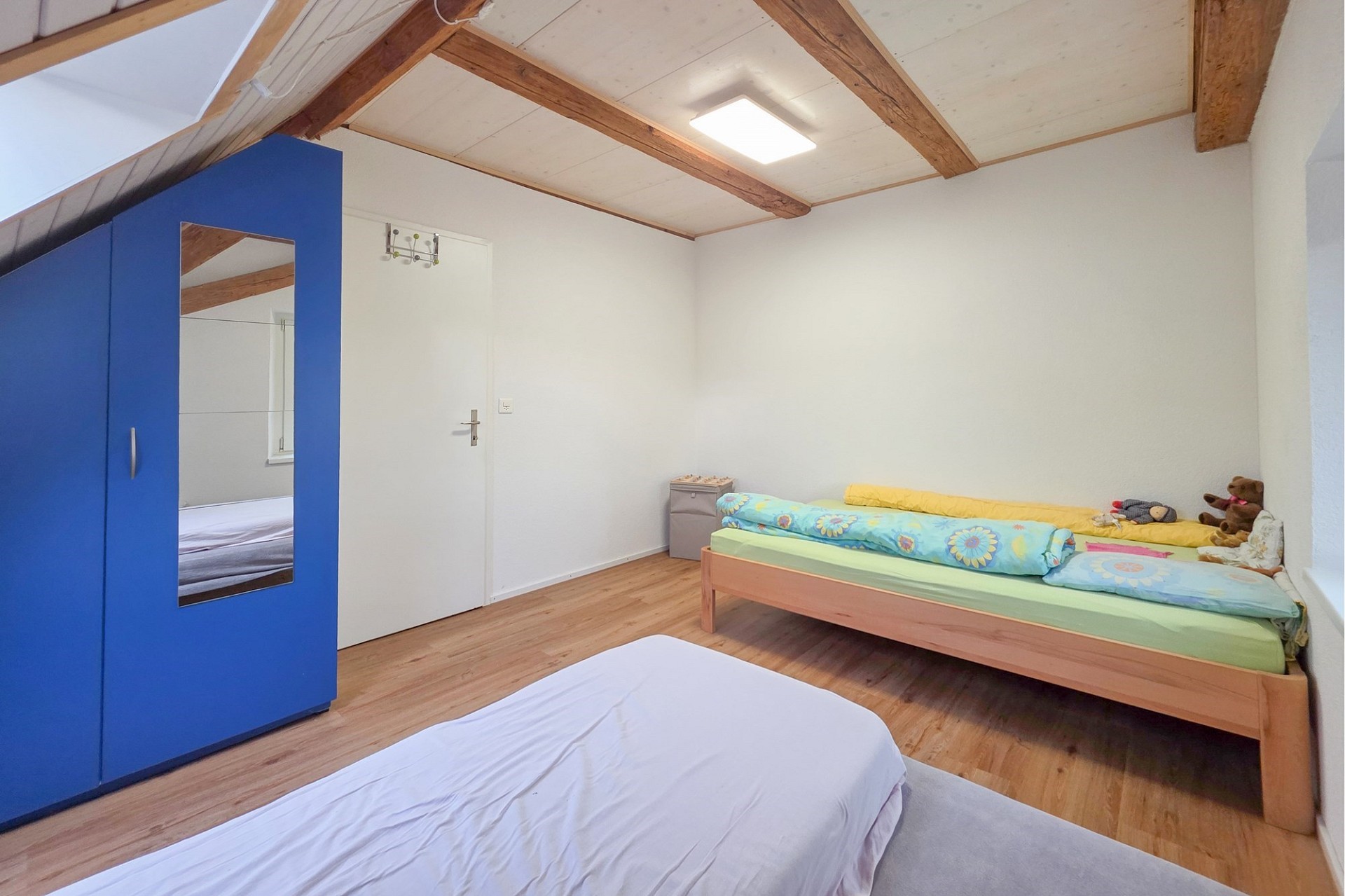 Dachgeschoss-Schlafzimmer mit Holzbalken
