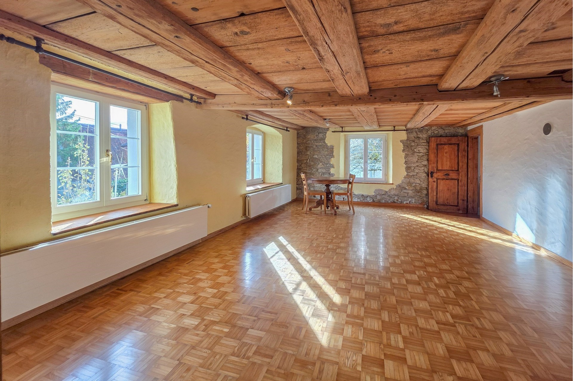 Rustikaler Wohnraum mit Holzbalkendecke